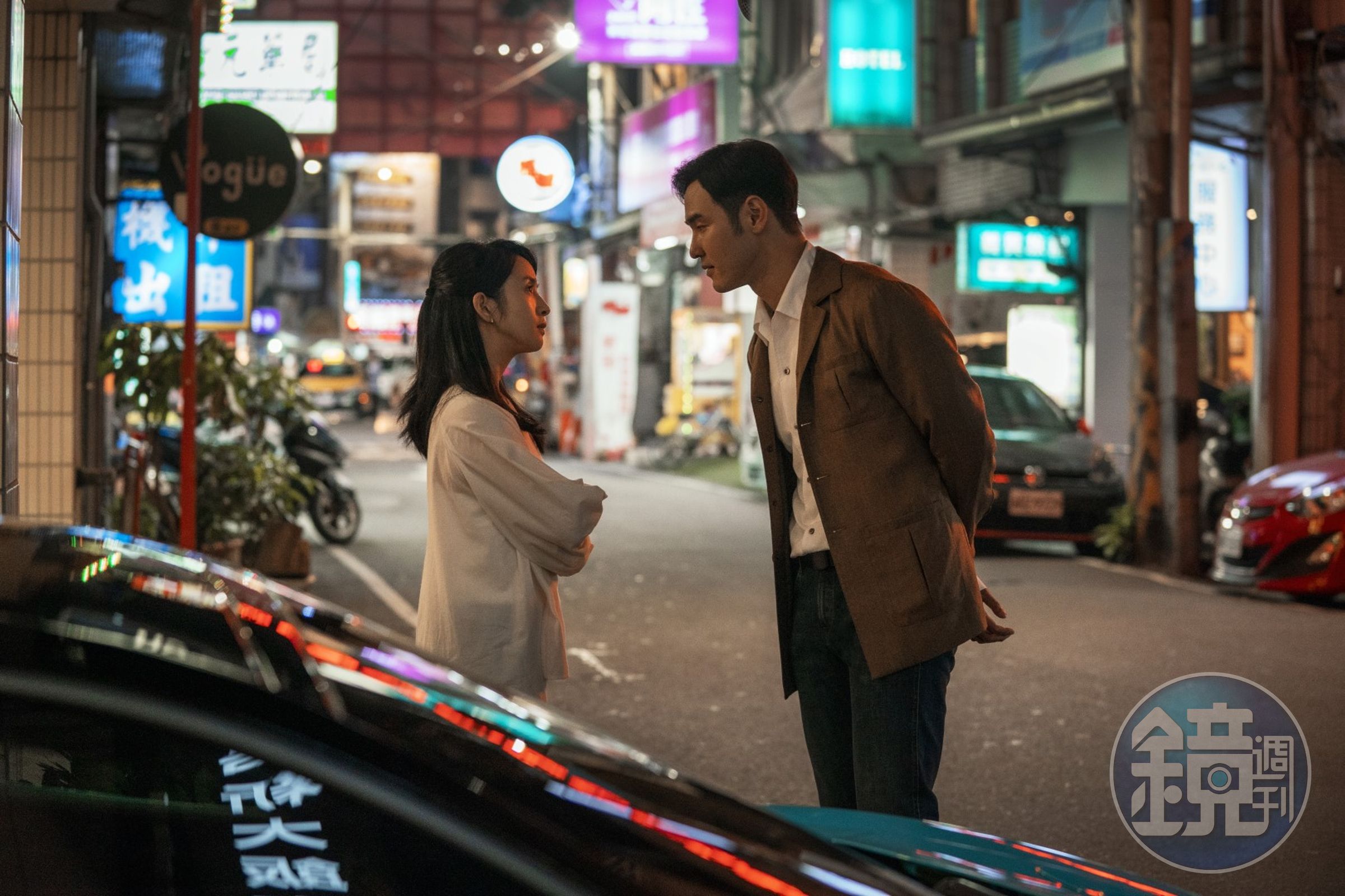 《車頂上的玄天上帝》邀來金鐘影后林依晨（左）與阮經天（右）細膩演繹當代女性的情感糾結。（金馬影展執行委員會提供）