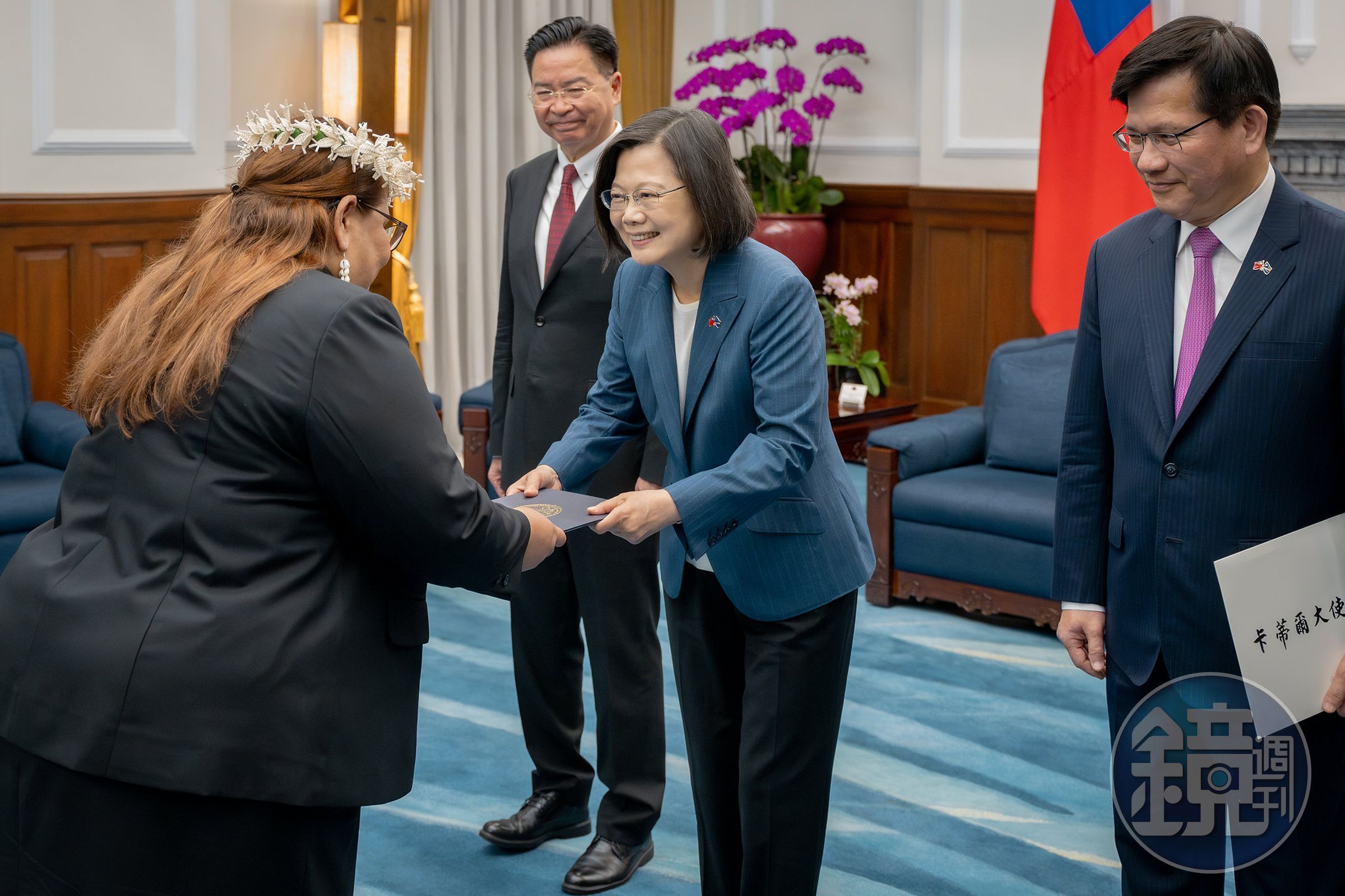 總統蔡英文接受馬紹爾群島共和國新任駐台特命全權大使卡蒂爾(H.E. Anjanette Kattil)呈遞到任國書。(總統府提供)