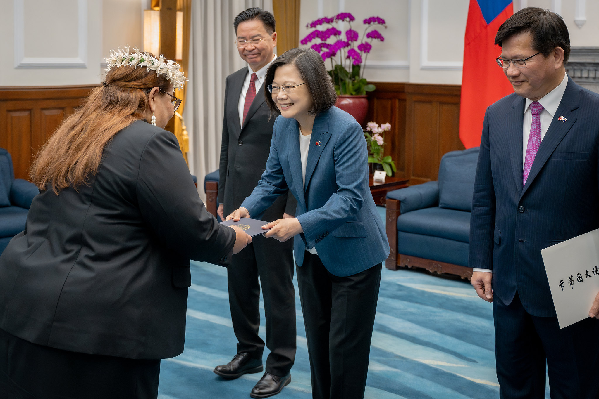 總統蔡英文接受馬紹爾群島共和國新任駐台特命全權大使卡蒂爾（H.E. Anjanette Kattil）呈遞到任國書。（總統府提供）