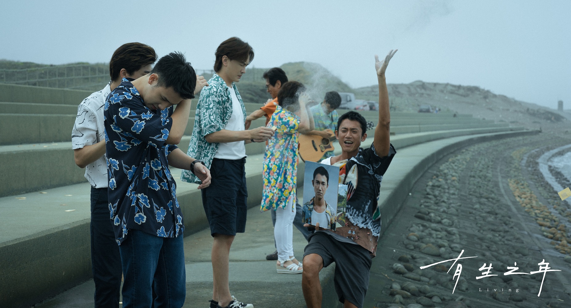 吳慷仁跟世界告別的方式很瀟灑，海邊請家人吃沙。（TVBS提供）