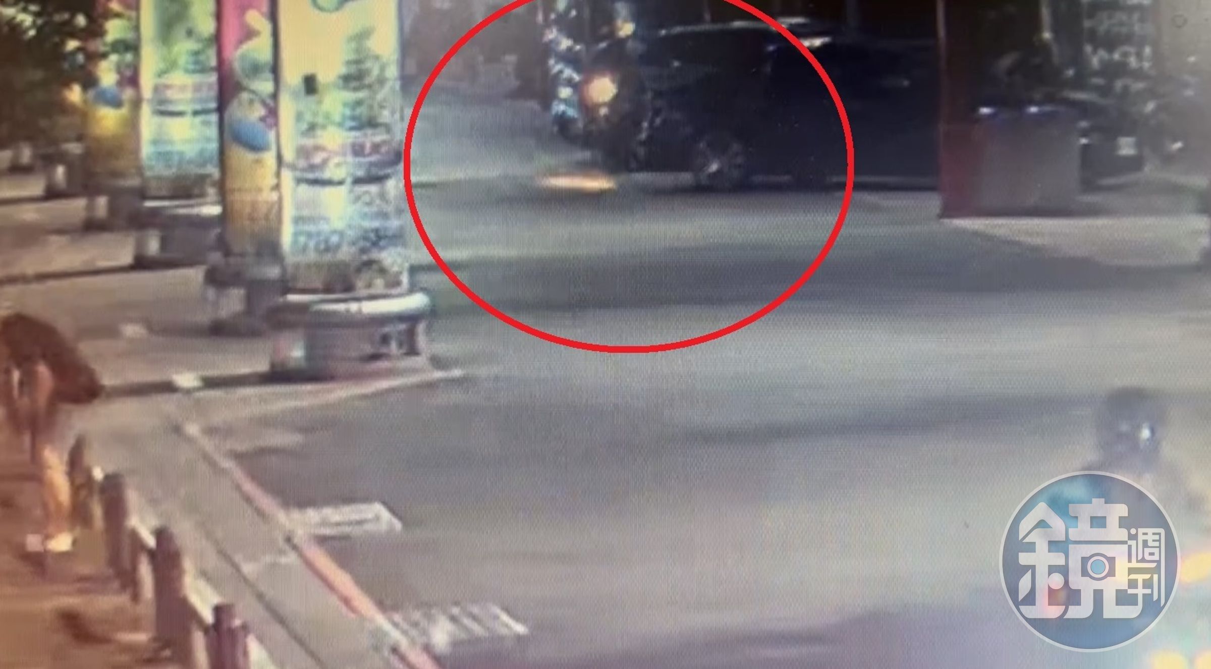 許男酒後騎乘共享機車(紅圈),自撞路邊停放車輛。(翻攝畫面)