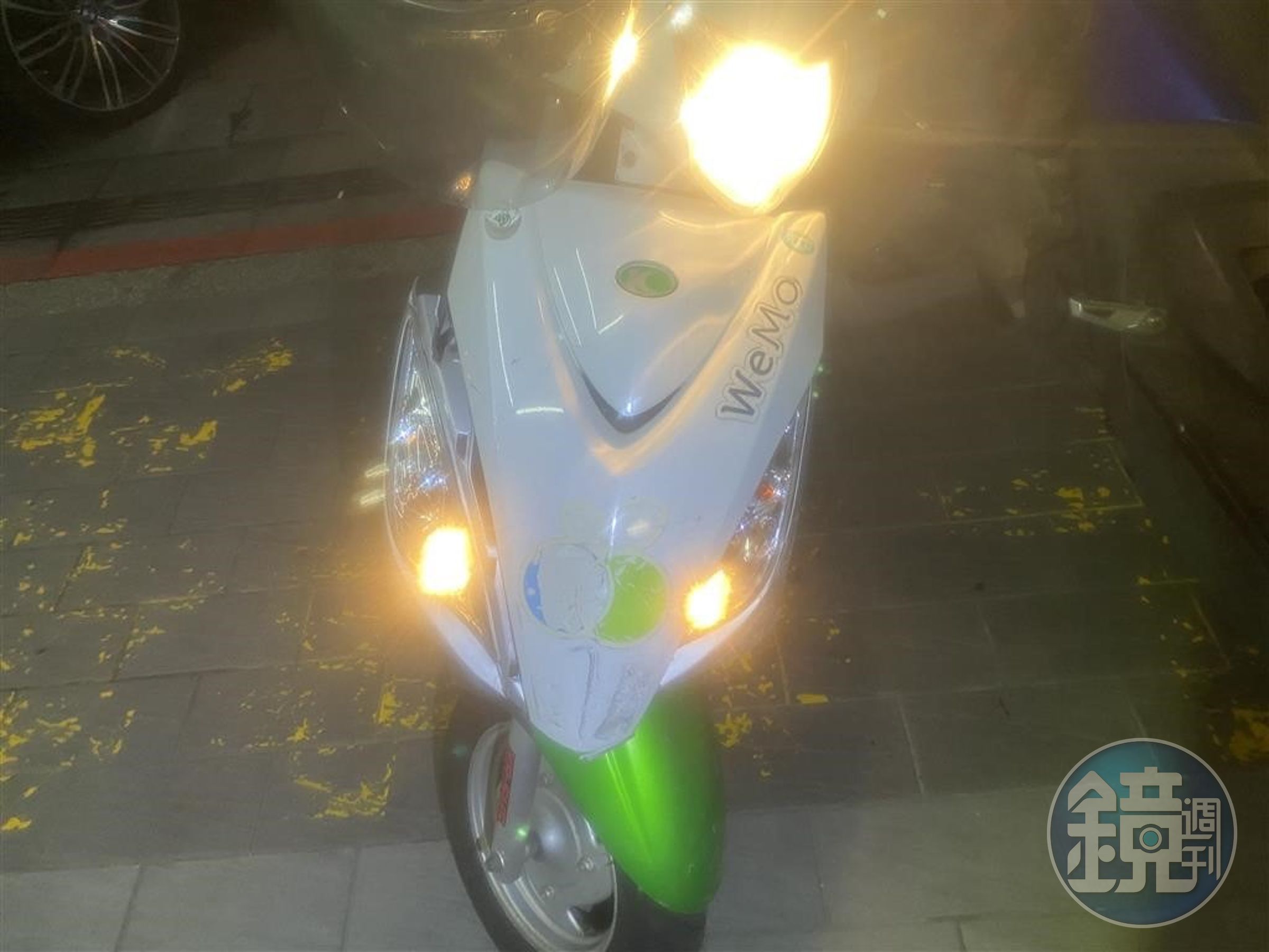 共享機車經車禍撞擊後,車身也多處毀損。(翻攝畫面)