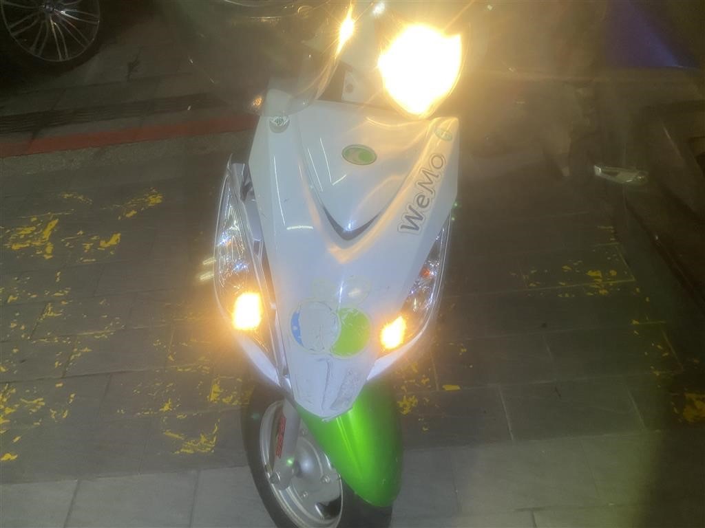 共享機車經車禍撞擊後,車身也多處毀損。(翻攝畫面)