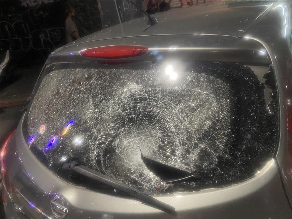 停在路邊的轎車無故挨撞,後擋風玻璃破碎。(翻攝畫面)