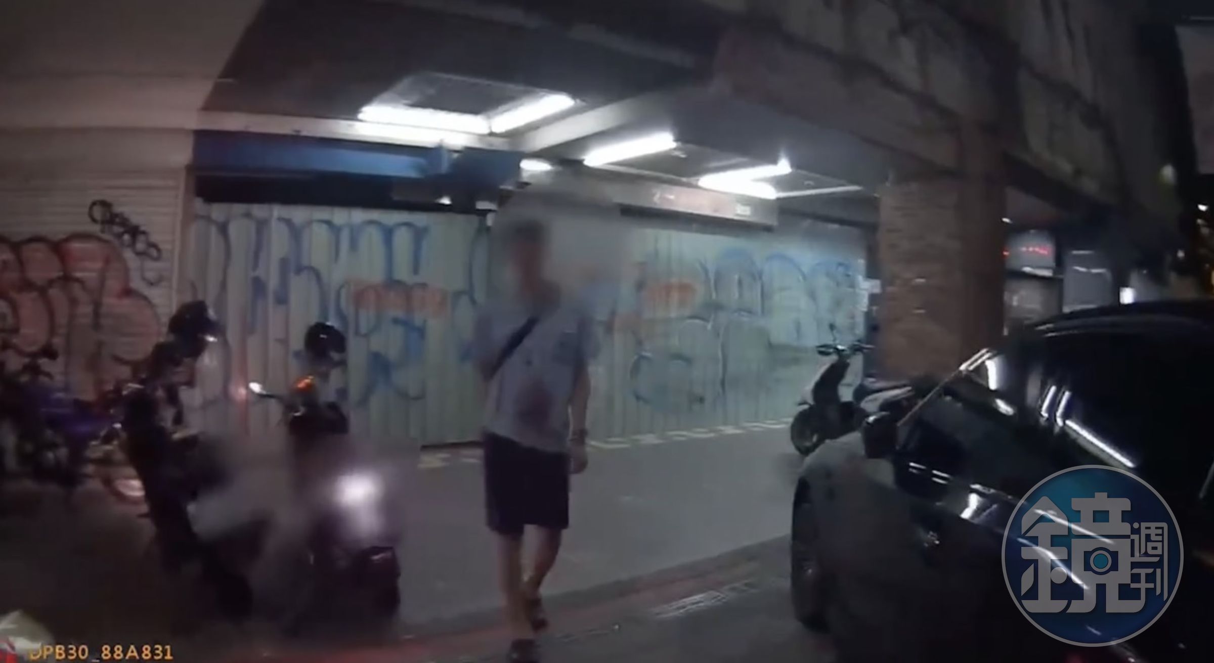 許男酒後騎車肇事,警方到場時見他鼻子飆血先將他送醫救治。(翻攝畫面)