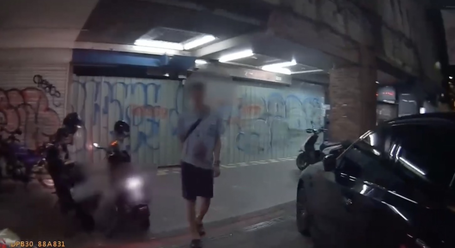 許男酒後騎車肇事,警方到場時見他鼻子飆血先將他送醫救治。(翻攝畫面)