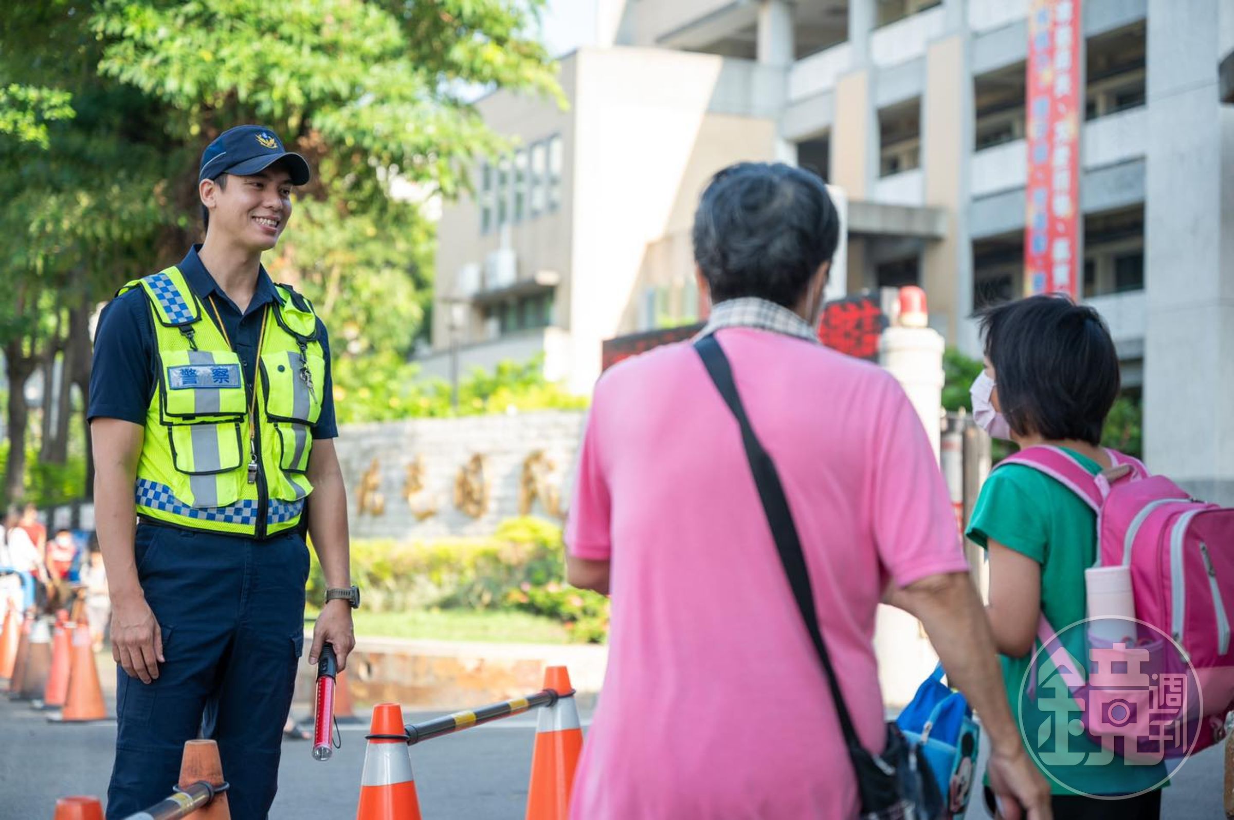 一名「天菜帥警」在國小校門前執勤,照片曝光引起網友暴動。(翻攝自TCPB局長室臉書)