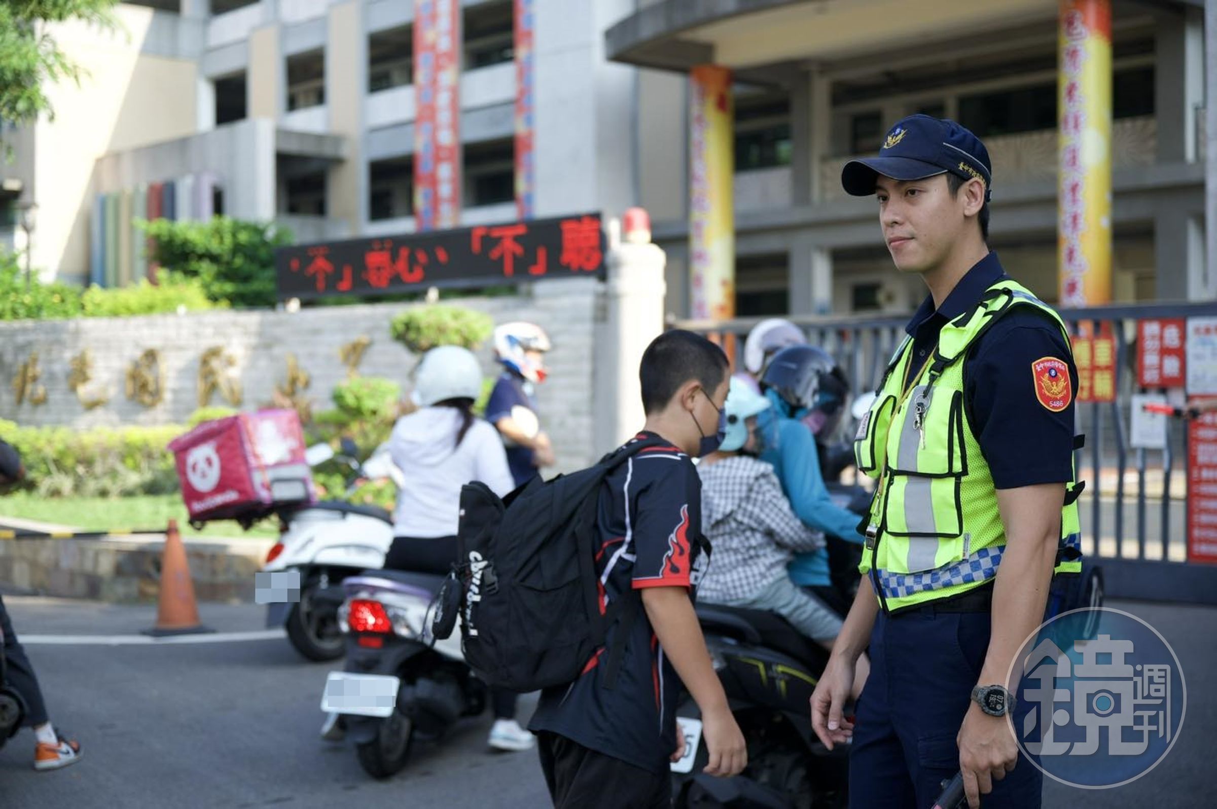 今天(30日)是國中小學的開學日,各地分局啟動「護童專案」,維護校園交通安全。(翻攝自TCPB局長室臉書)
