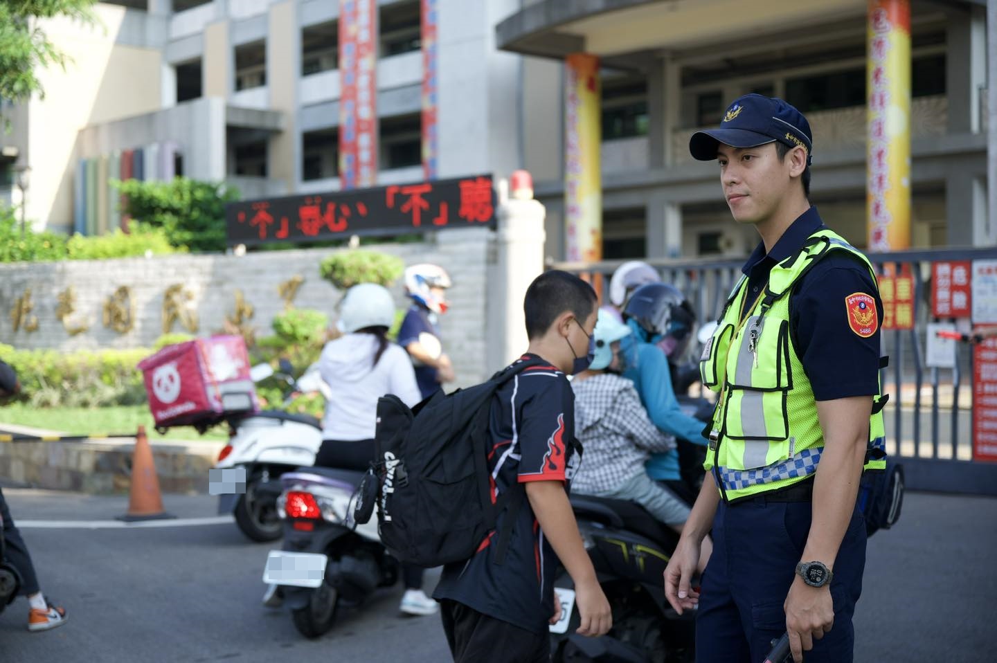 今天（30日）是國中小學的開學日，各地分局啟動「護童專案」，維護校園交通安全。（翻攝自TCPB局長室臉書）