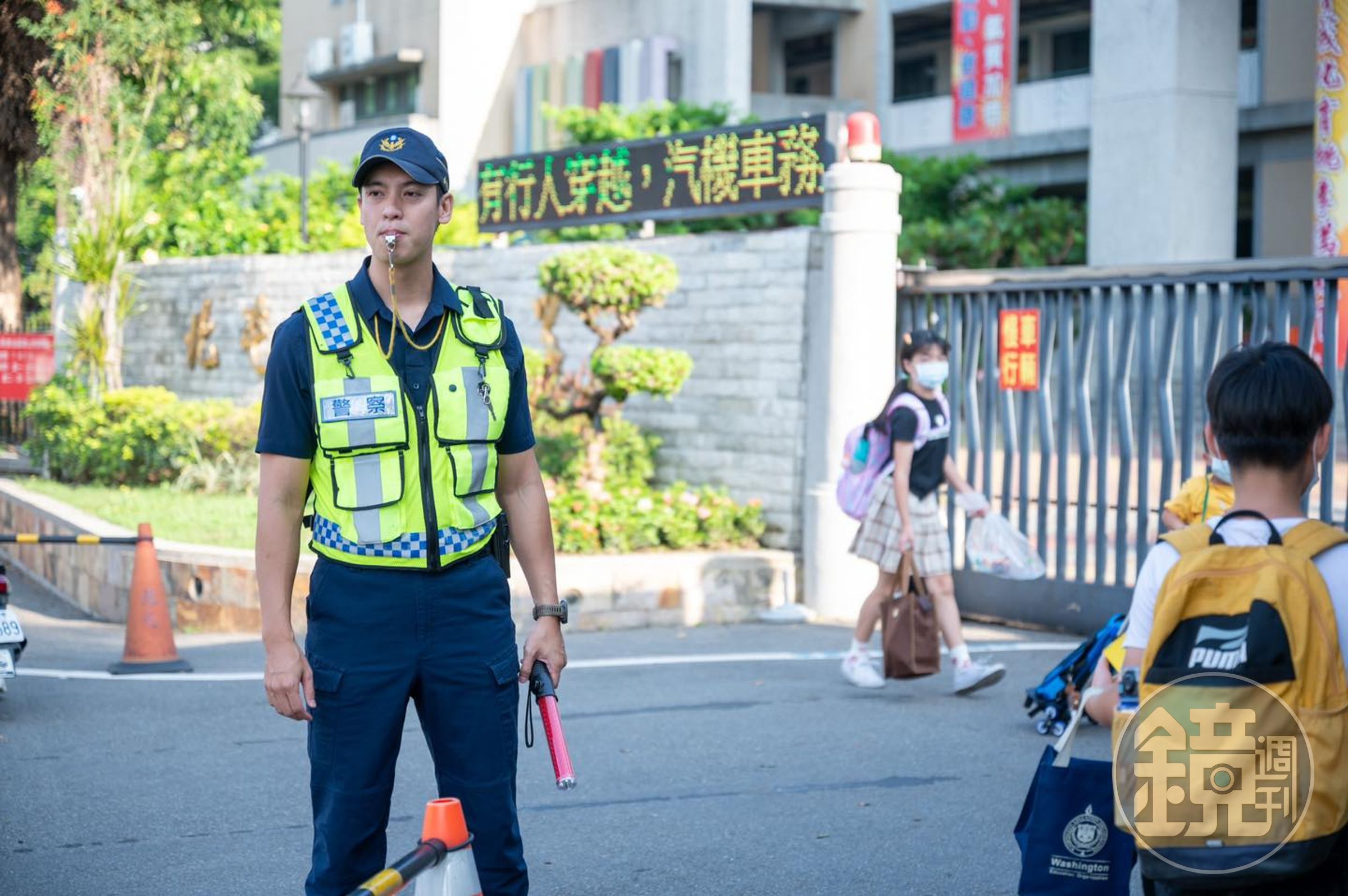 「天菜帥警」站校門守護學童,網友表示:「看到帥警察,媽媽我都想去上課了」。(翻攝自TCPB局長室臉書)