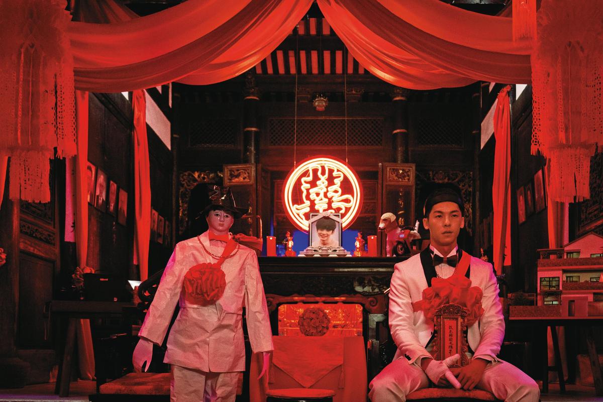 電影《關於我和鬼變成家人的那件事》中，許光漢（右）莫名捲入冥婚。（金盞花大影業提供）