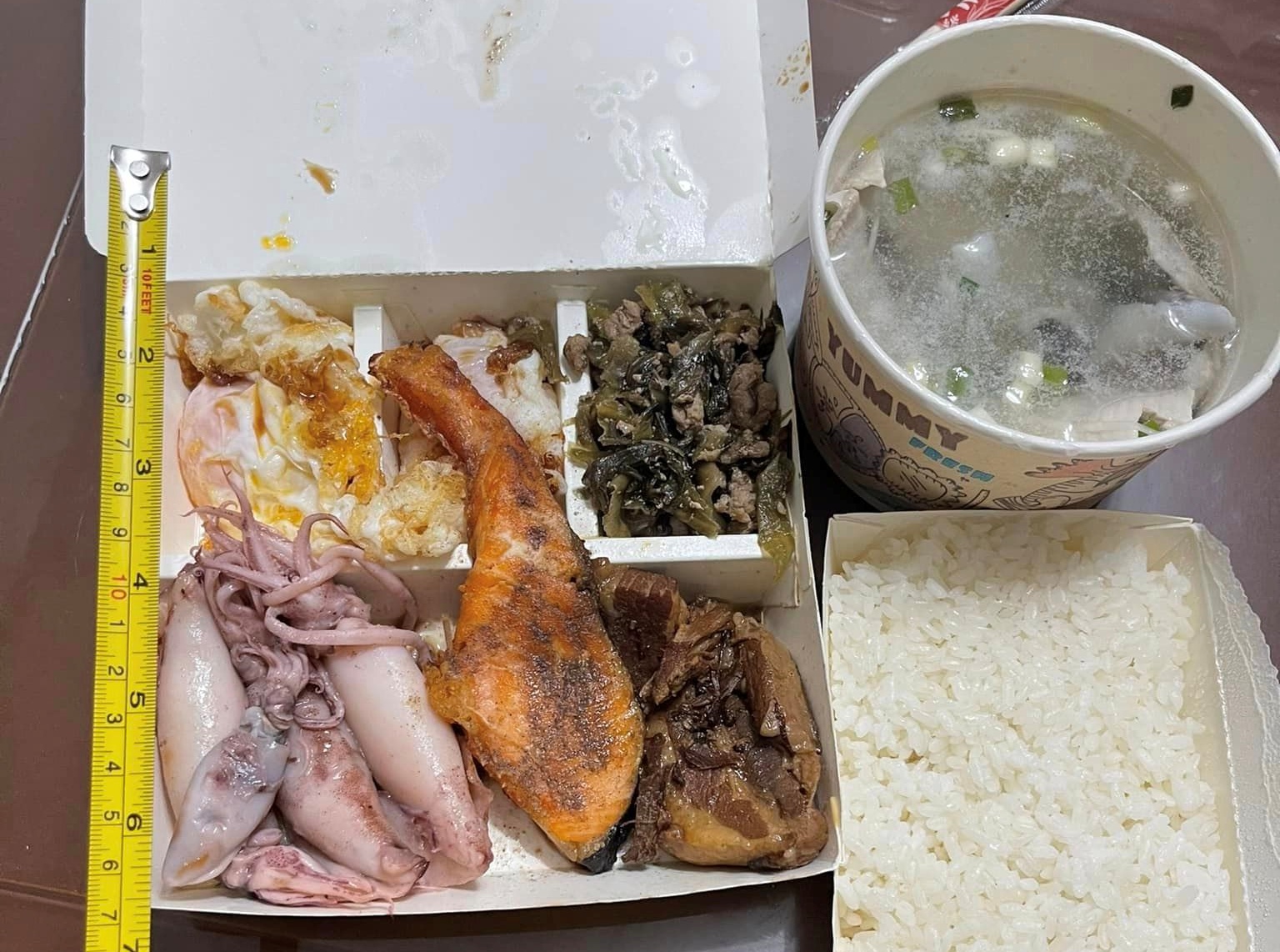 新竹一名女子買了便當、湯和白飯花了550元。（翻攝自臉書社團《新竹大小事》）