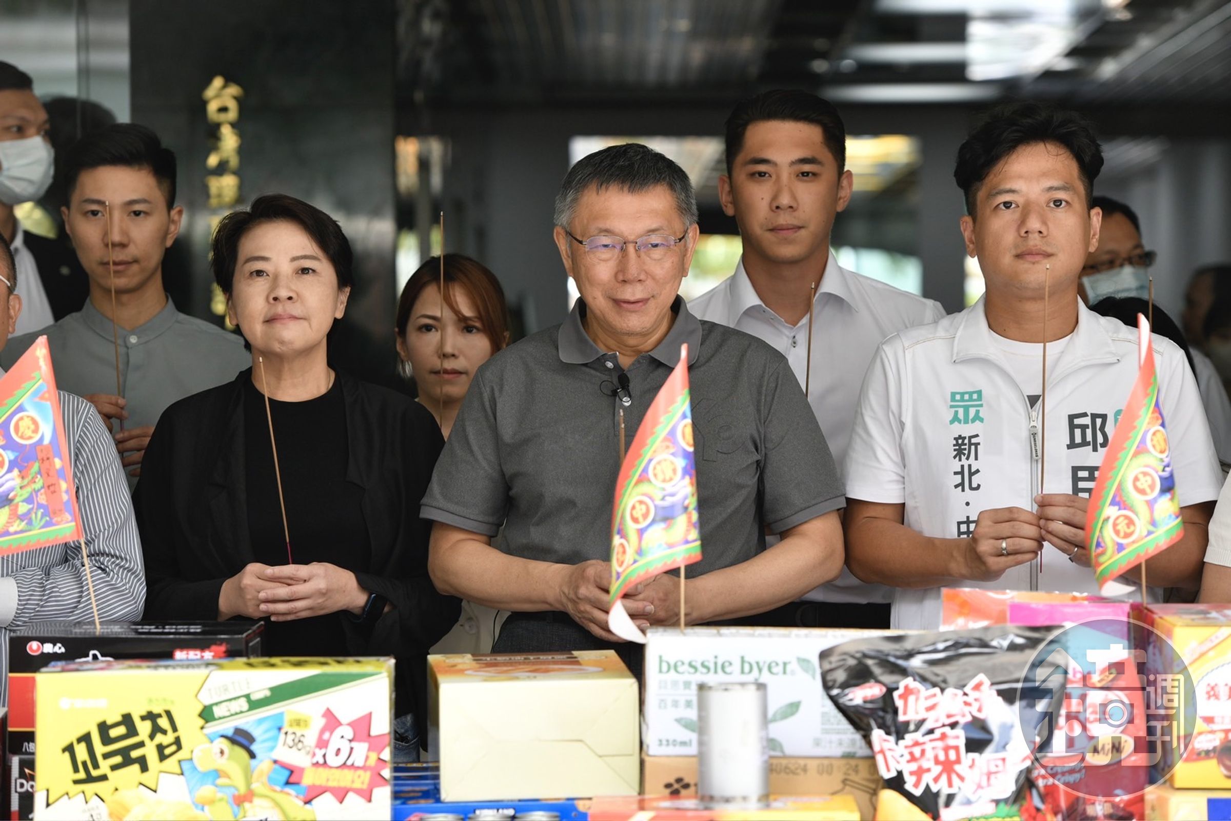 柯文哲（中）今出席民眾黨普渡拜拜，被問到郭台銘相關問題，多次發笑。