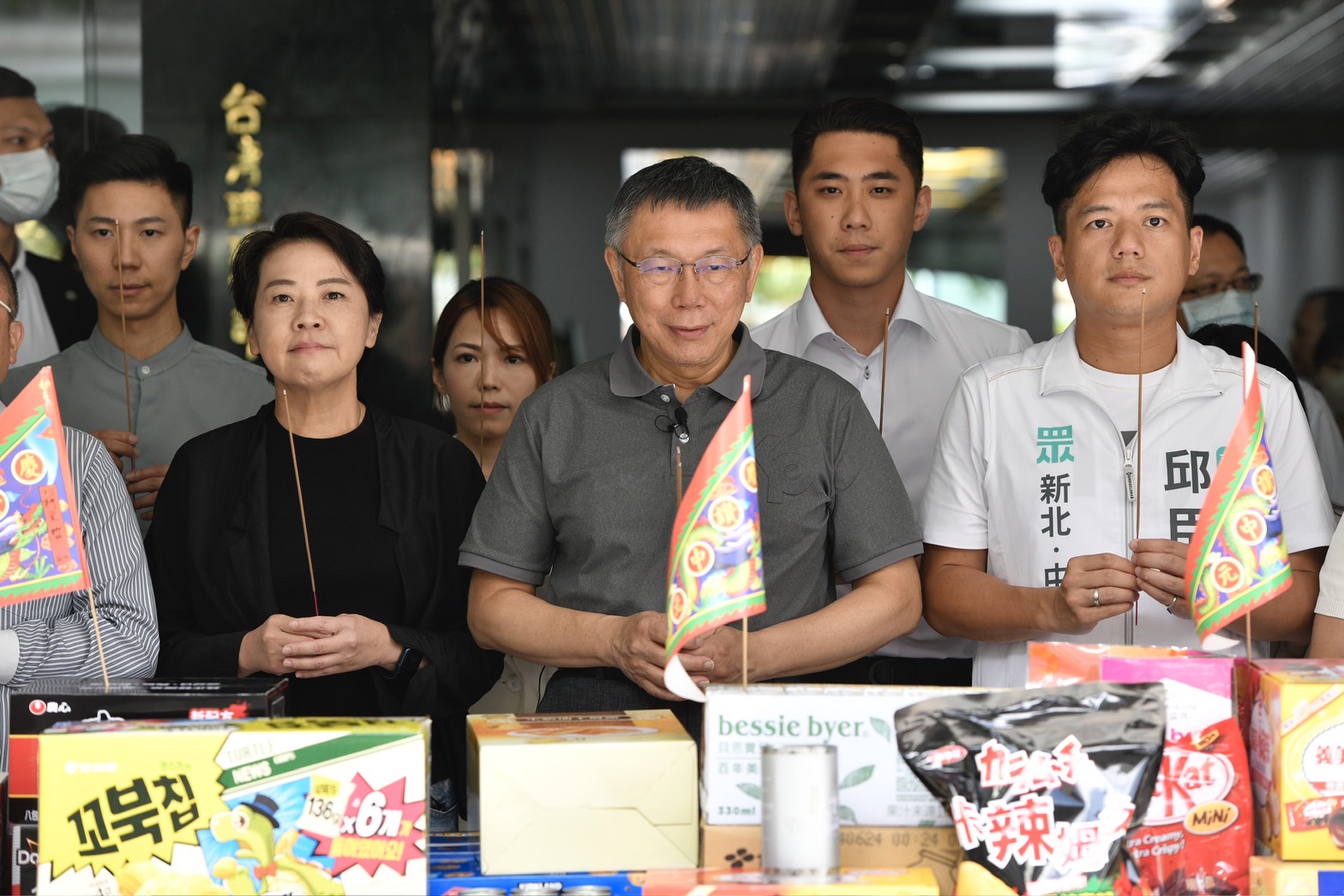 柯文哲（中）今出席民眾黨普渡拜拜，被問到郭台銘相關問題，多次發笑。