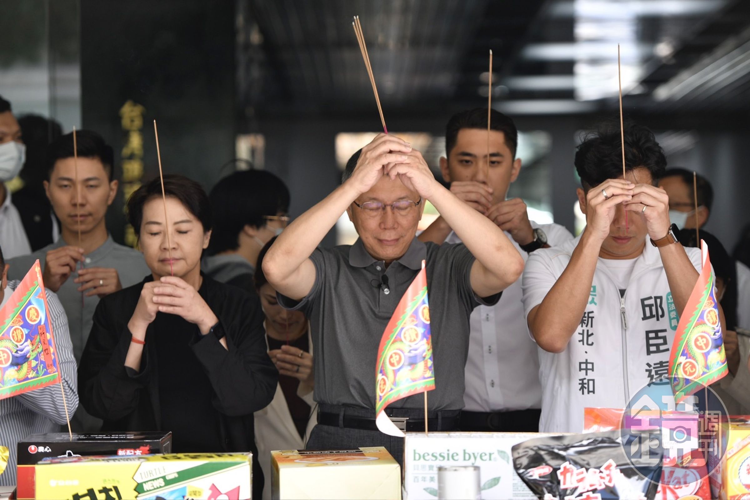 柯文哲（中）今率台灣民眾黨進行中元普渡團拜，眾人一同拿香祭拜。