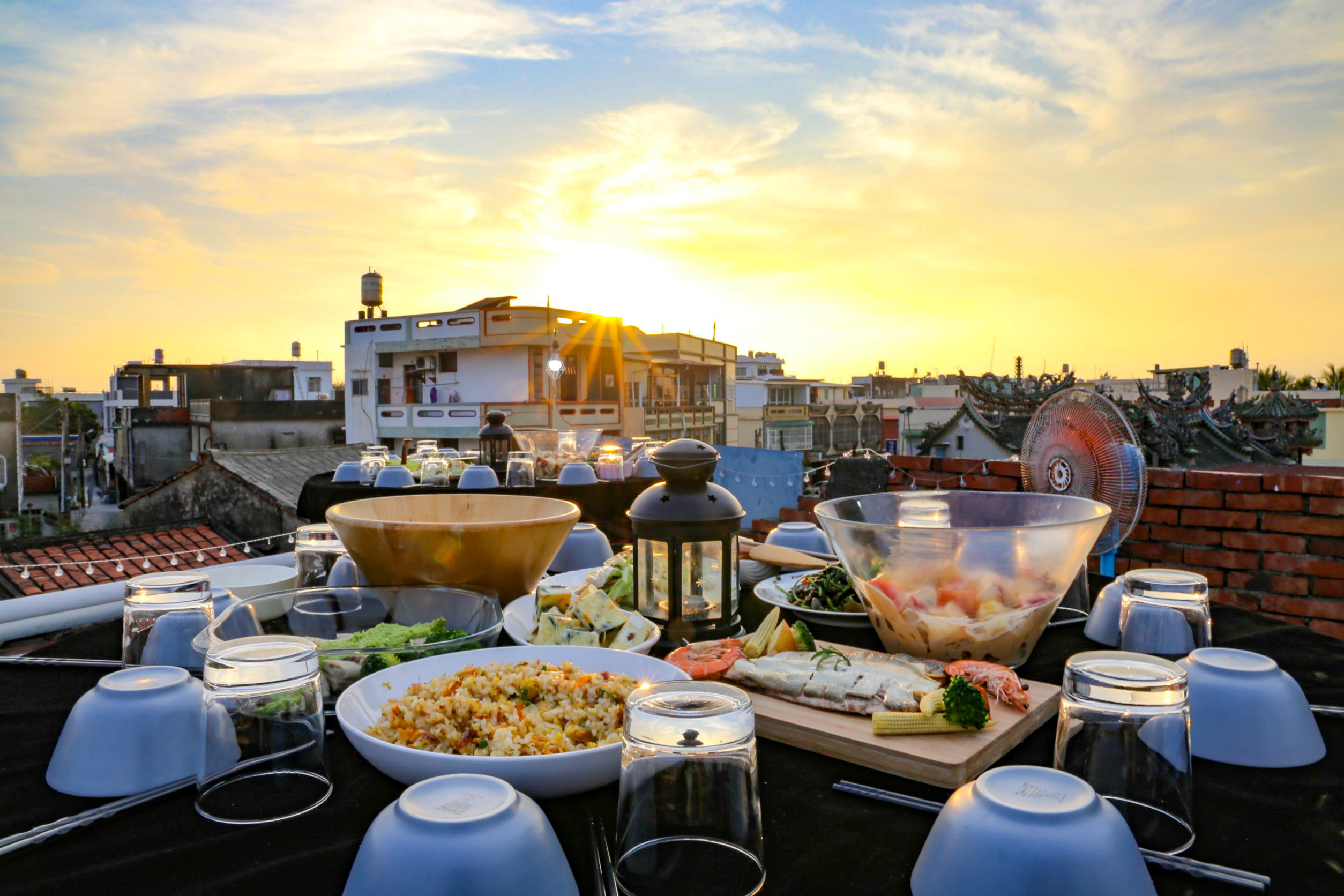 大小港邊熱帶漁林舉辦夕陽辦桌體驗，讓遊客以吃來認識屏東在地農漁產品。（信義房屋提供）