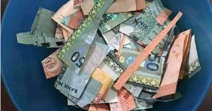 孫子為了玩家家酒把阿公辛苦存的「退休金」剪碎了。（翻攝臉書）