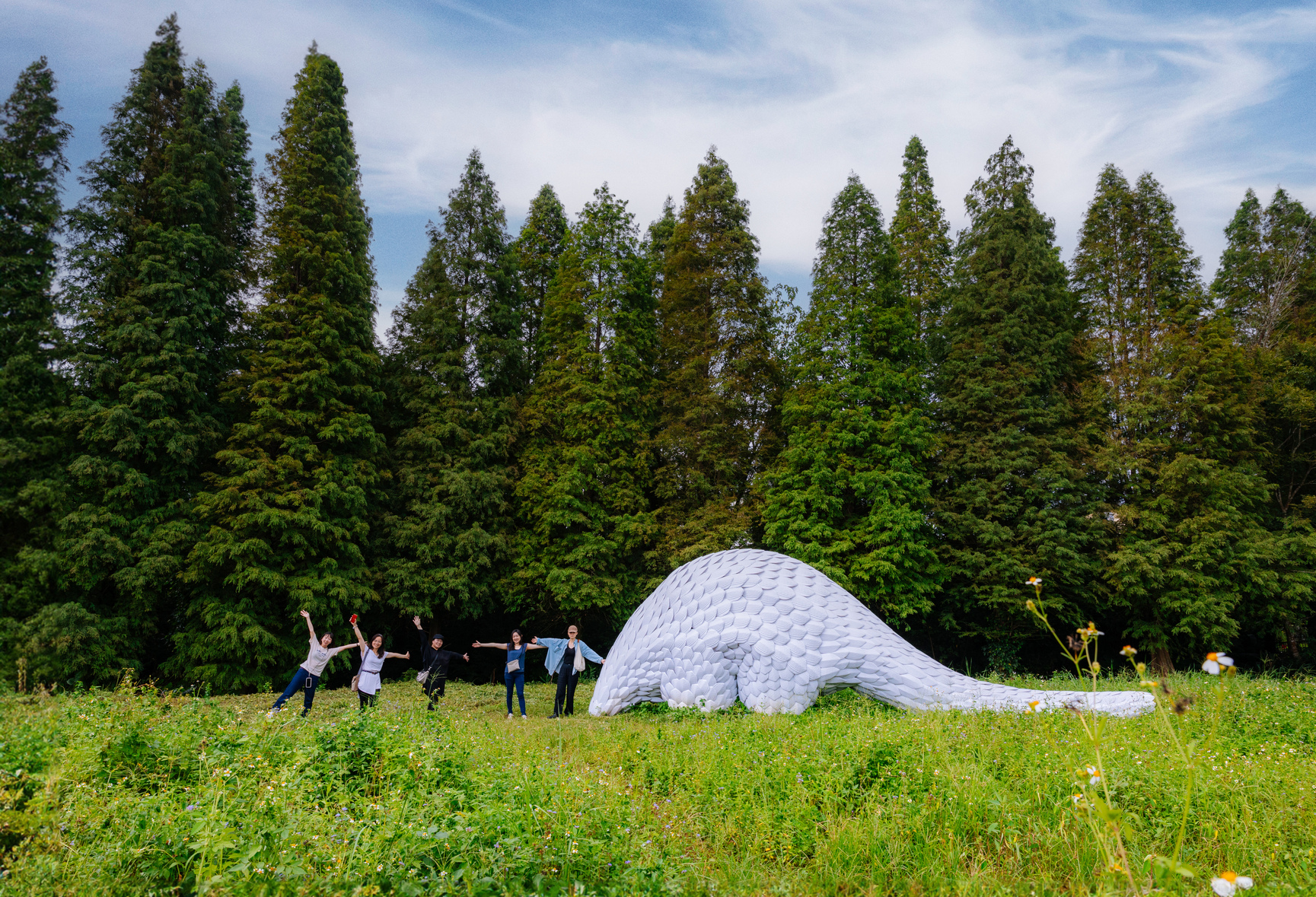 浪漫台三線藝術季作品《沉睡的少年》一隻白色的巨大穿山甲就這樣在橫山住了下來。