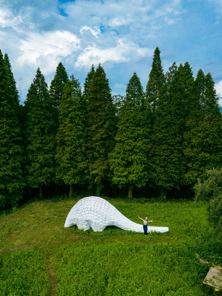 《沉睡的少年》由藝術家陳湘馥創作，甚至穿山甲的鱗片都透過3D模擬，栩栩如生。