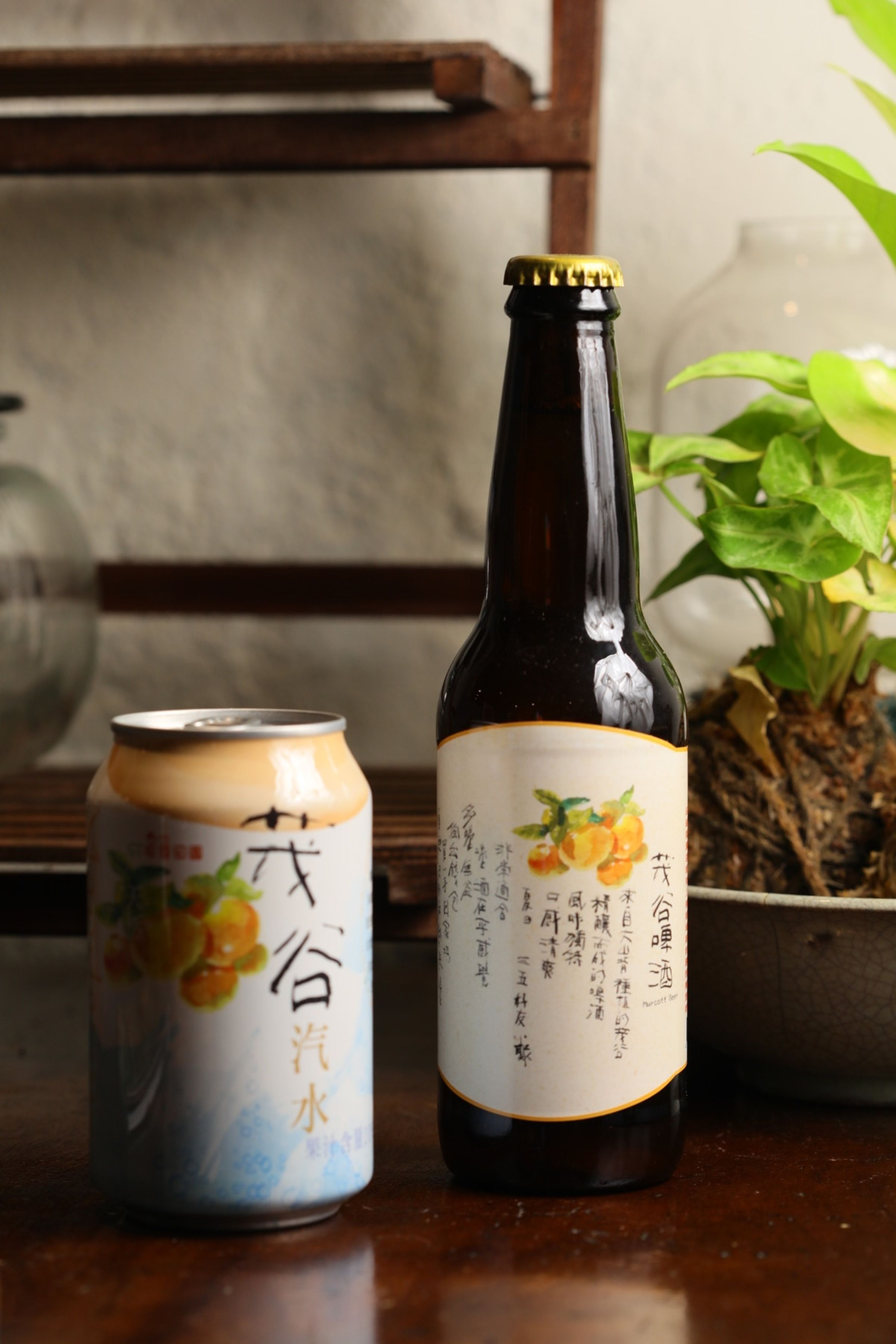 店裡販售在地小農製作的「茂谷柑啤酒」（150元／瓶）和「茂谷柑汽水」（50元／瓶）。