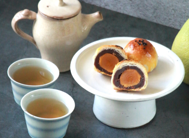 不少饕客中秋節搶買陳耀訓蛋黃酥送禮或自己品嘗。（翻攝自陳耀訓·麵包埠YOSHI BAKERY臉書）