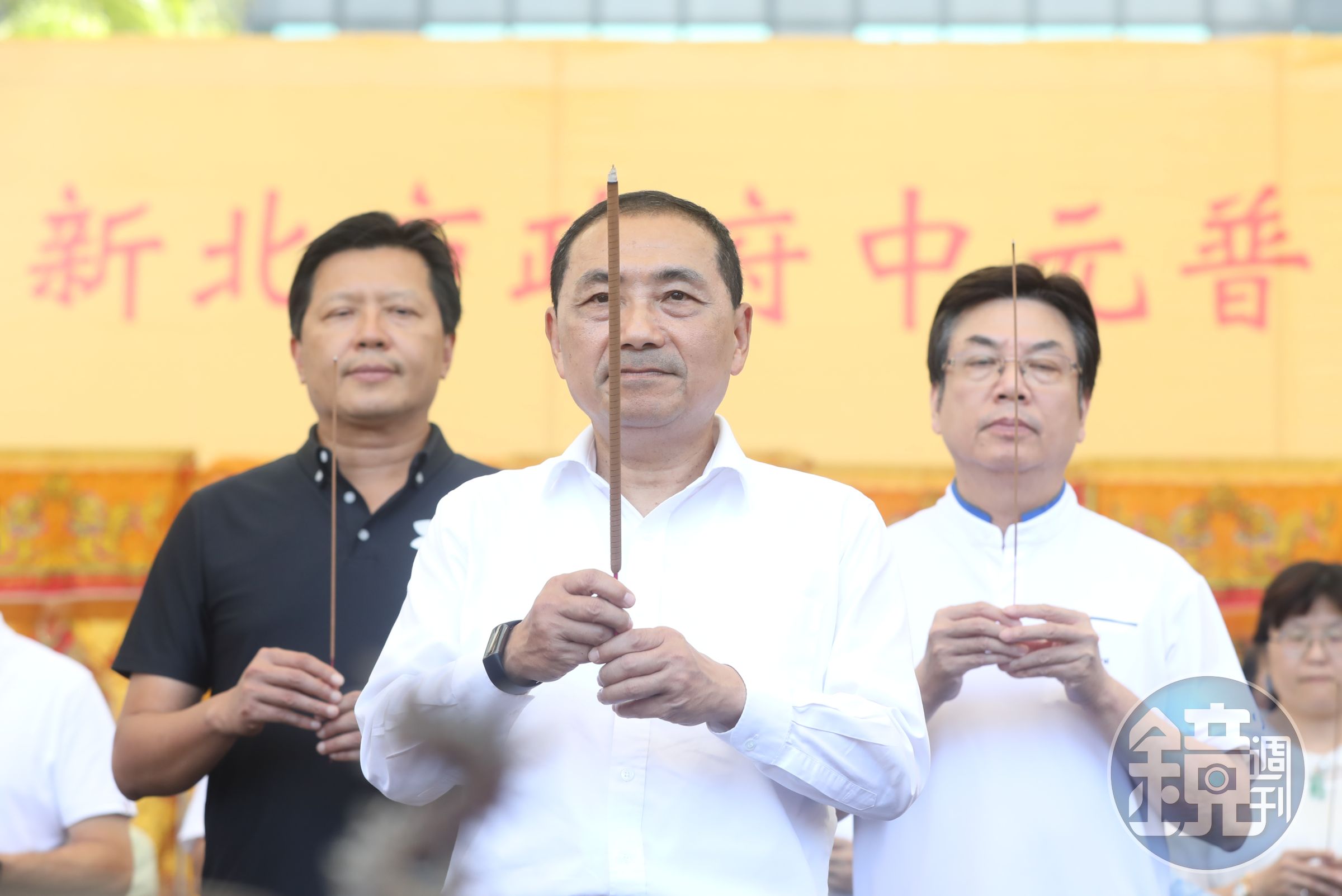 國民黨總統參選人侯友宜(中)今主持中元普渡,隨後也在臉書發表新政見。