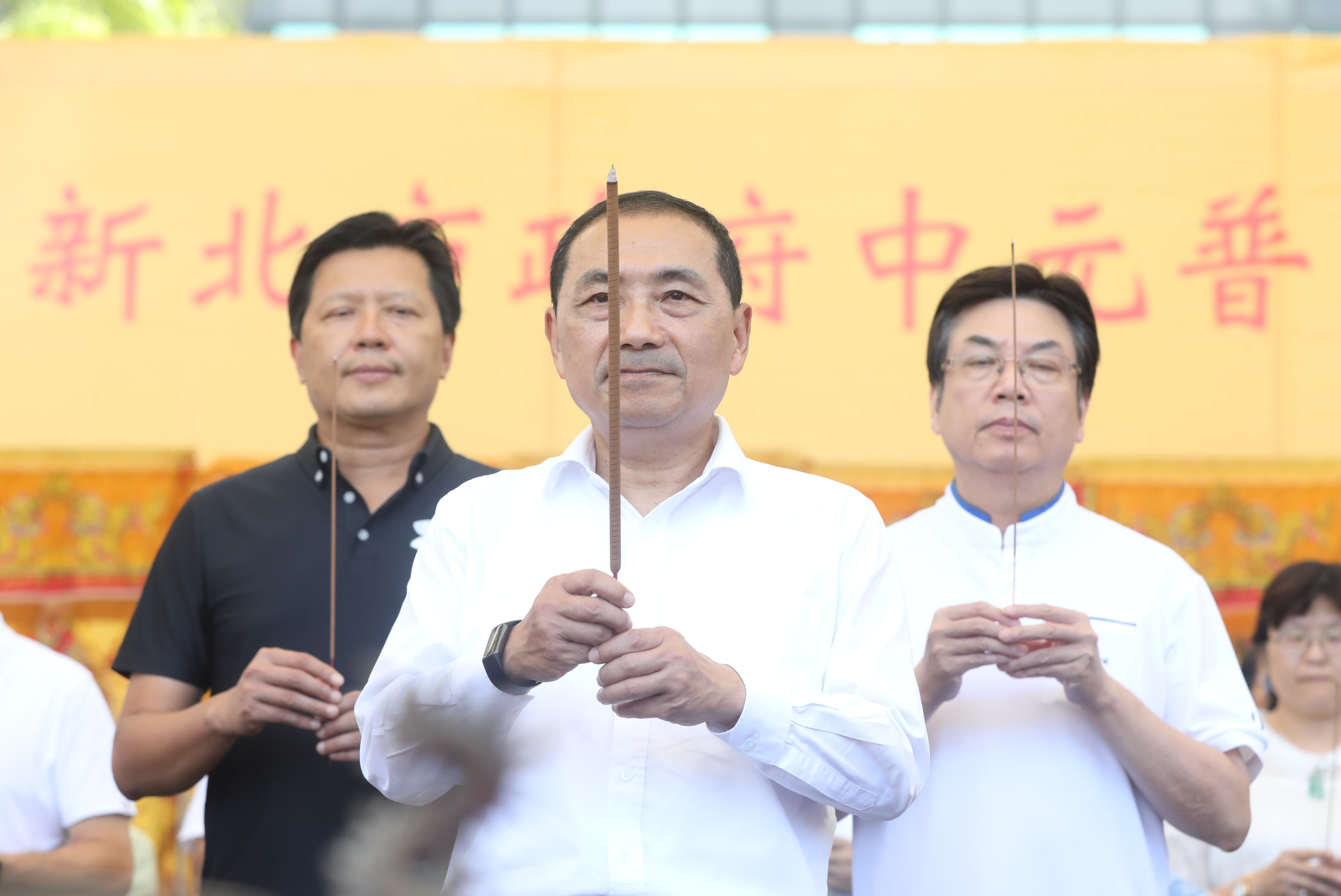 國民黨總統參選人侯友宜（中）今主持中元普渡，隨後也在臉書發表新政見。