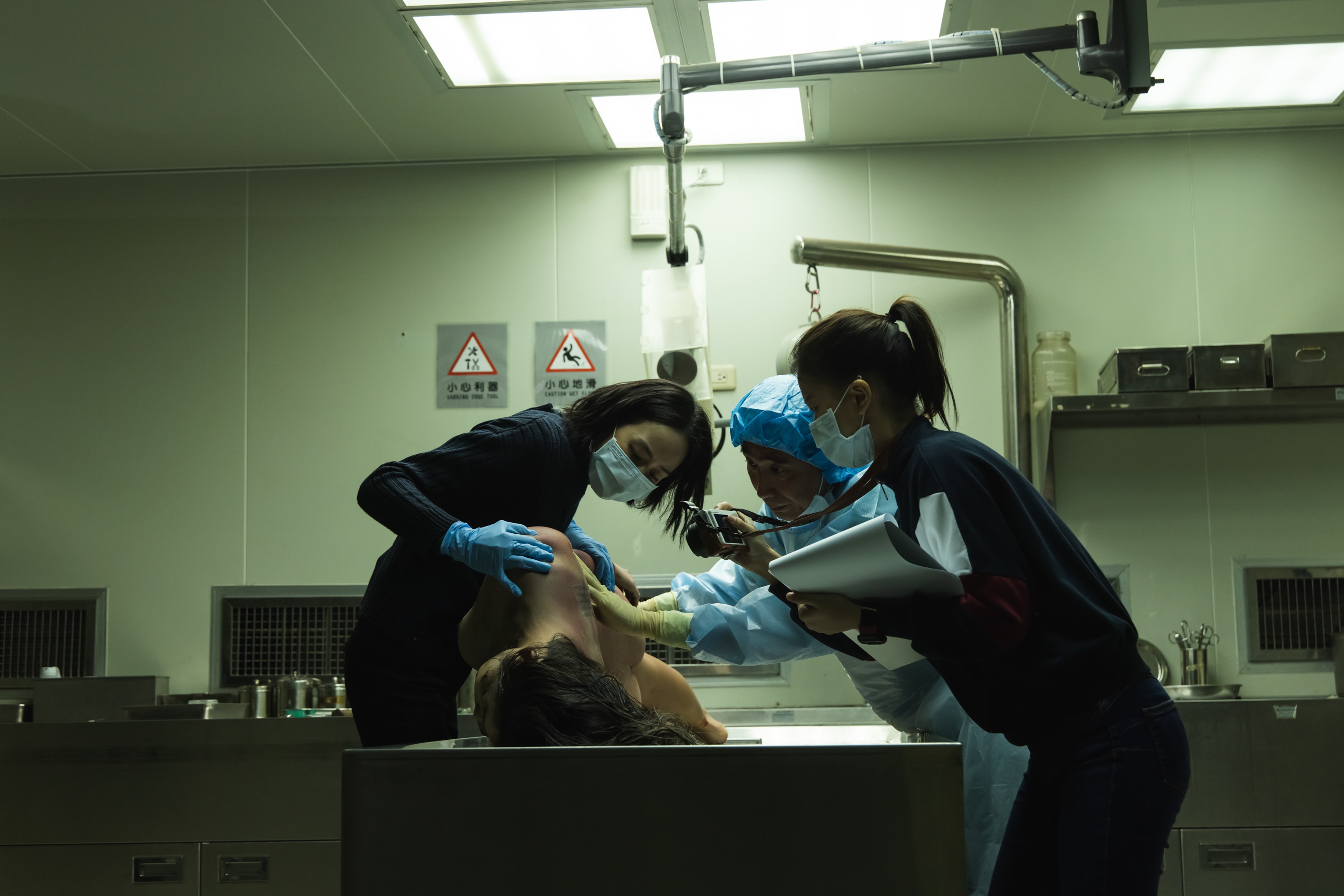 片中女警張鈞甯（左）與菜鳥項婕如（右）搭檔辦案，並在殯儀館拍攝驗屍戲。（華映提供）