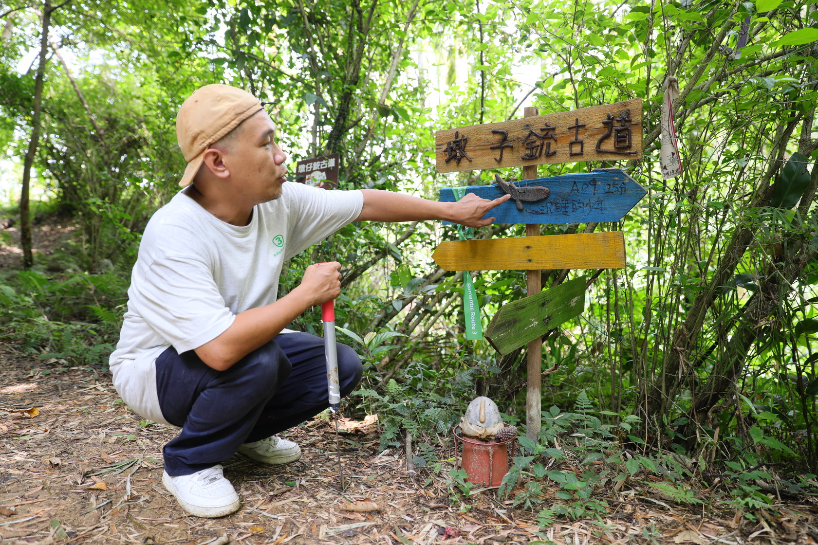 陳致中和橫山社區發展協會在台灣千里步道協會協助下，透過耆老回憶幫忙重新讓古道復活。