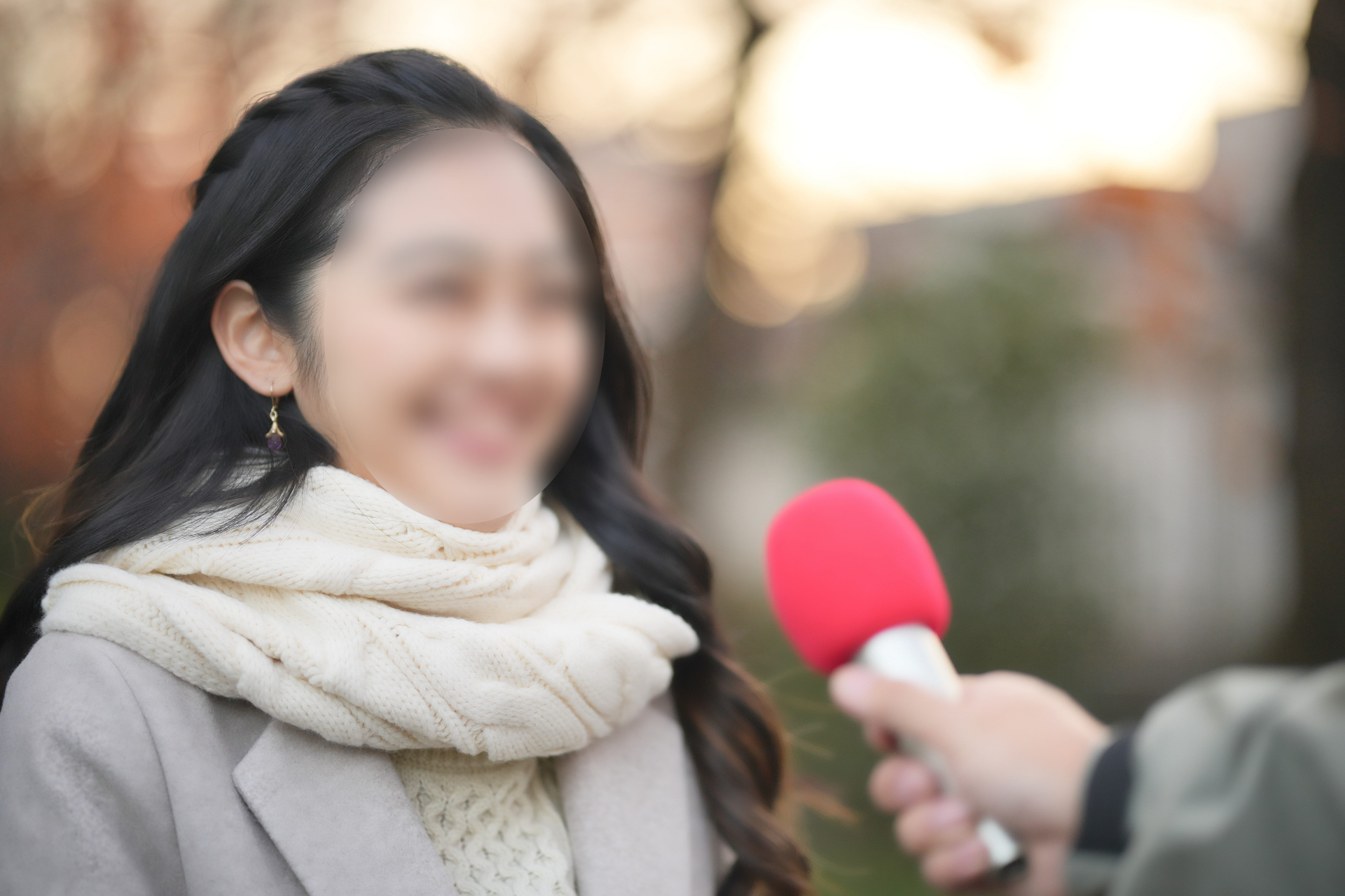 一名21歲男子假裝是成人平台的街訪特派員，佯稱「讓他起生理反應就給錢」，導致2位女子遭騙財色。（示意圖非本人，PhotoAC）
