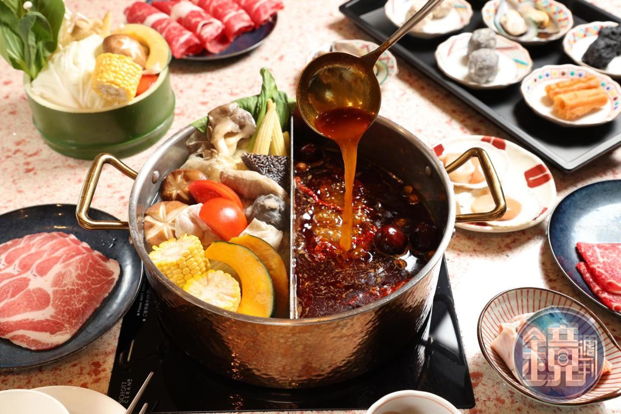 加進26種中藥材的麻辣湯底,香辣有厚度,適合涮肉;汕頭湯底清甜爽口,煮蔬菜、海鮮能提出甜味。