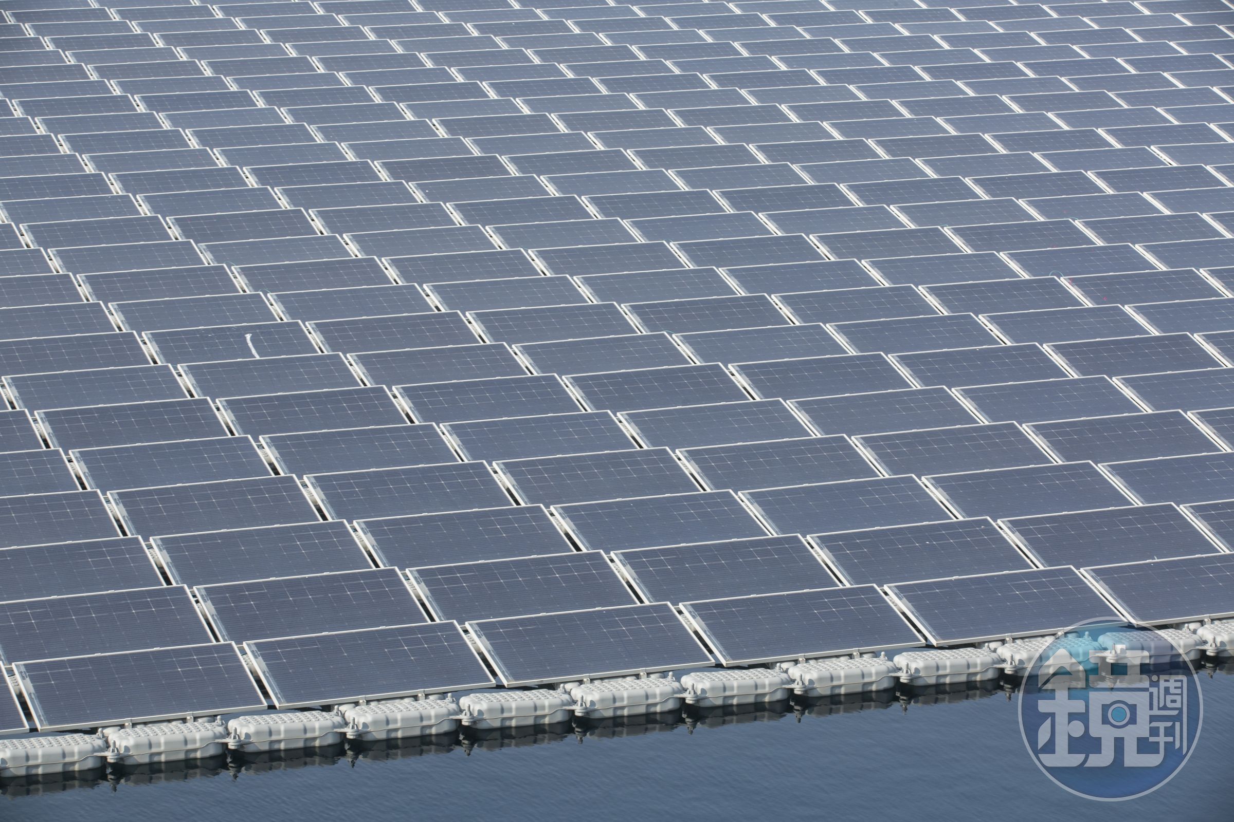 太陽光電產業被各種網路傳言紛擾,對此,太陽光電五大公協會發出聯合聲明。圖為水面型光電系統,示意圖。