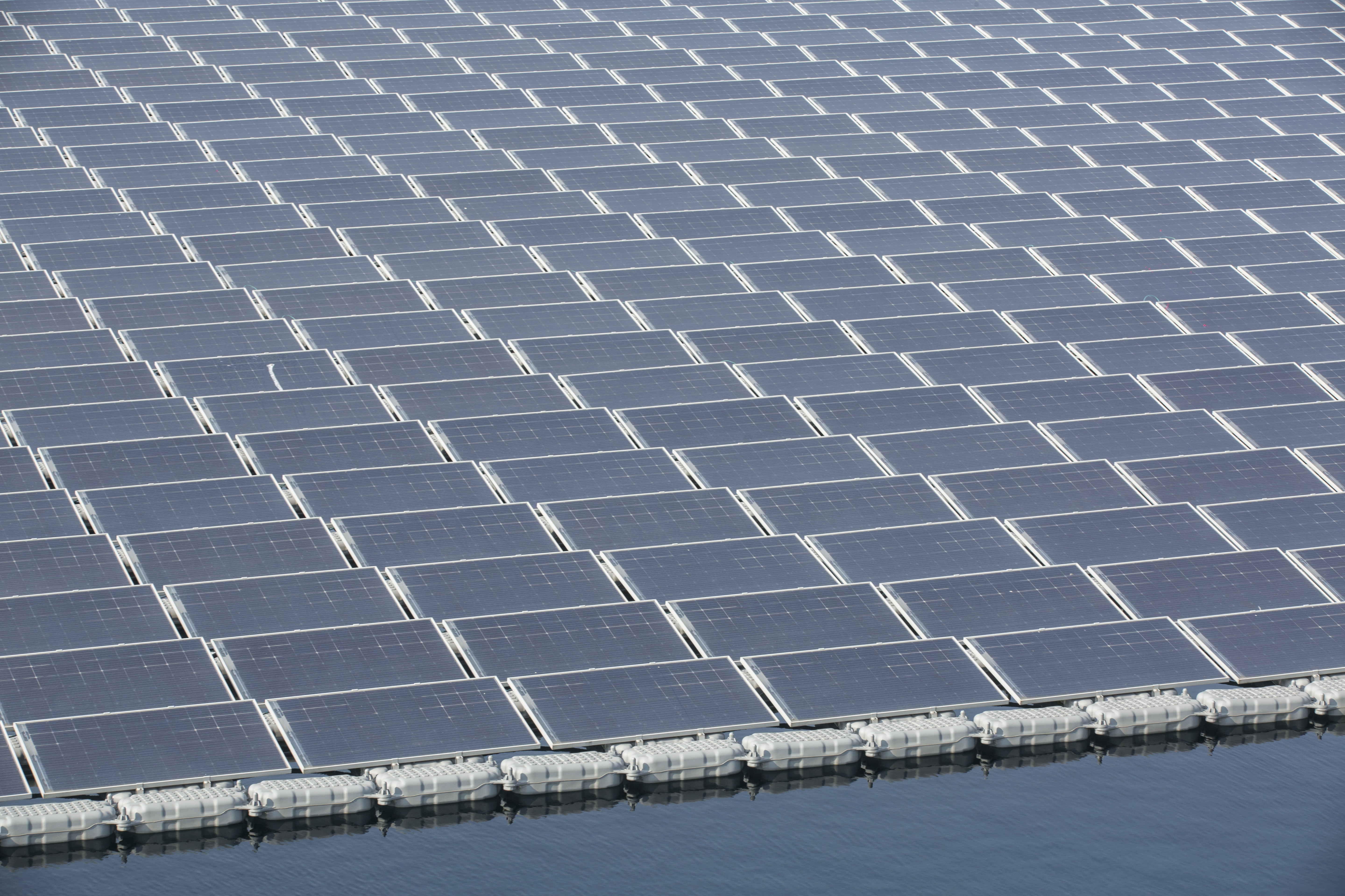 太陽光電產業被各種網路傳言紛擾，對此，太陽光電五大公協會發出聯合聲明。圖為水面型光電系統，示意圖。