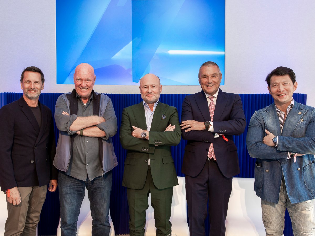 寶格麗是Geneva Watch Days錶展的主要發起人之一，藉由與其他專業製錶品牌的圍繞與襯托，更強化其瑞士專業製錶的形象。圖中人物右起：新加坡專業鐘錶雜誌Revolution創辦人Wei Koh；寶格麗全球總裁Jean-Christophe Babin；百年靈行政總裁Georges Kern；鐘錶行銷大師Jean-Claude Biver；MB&F創辦人Maximilian Büsser。