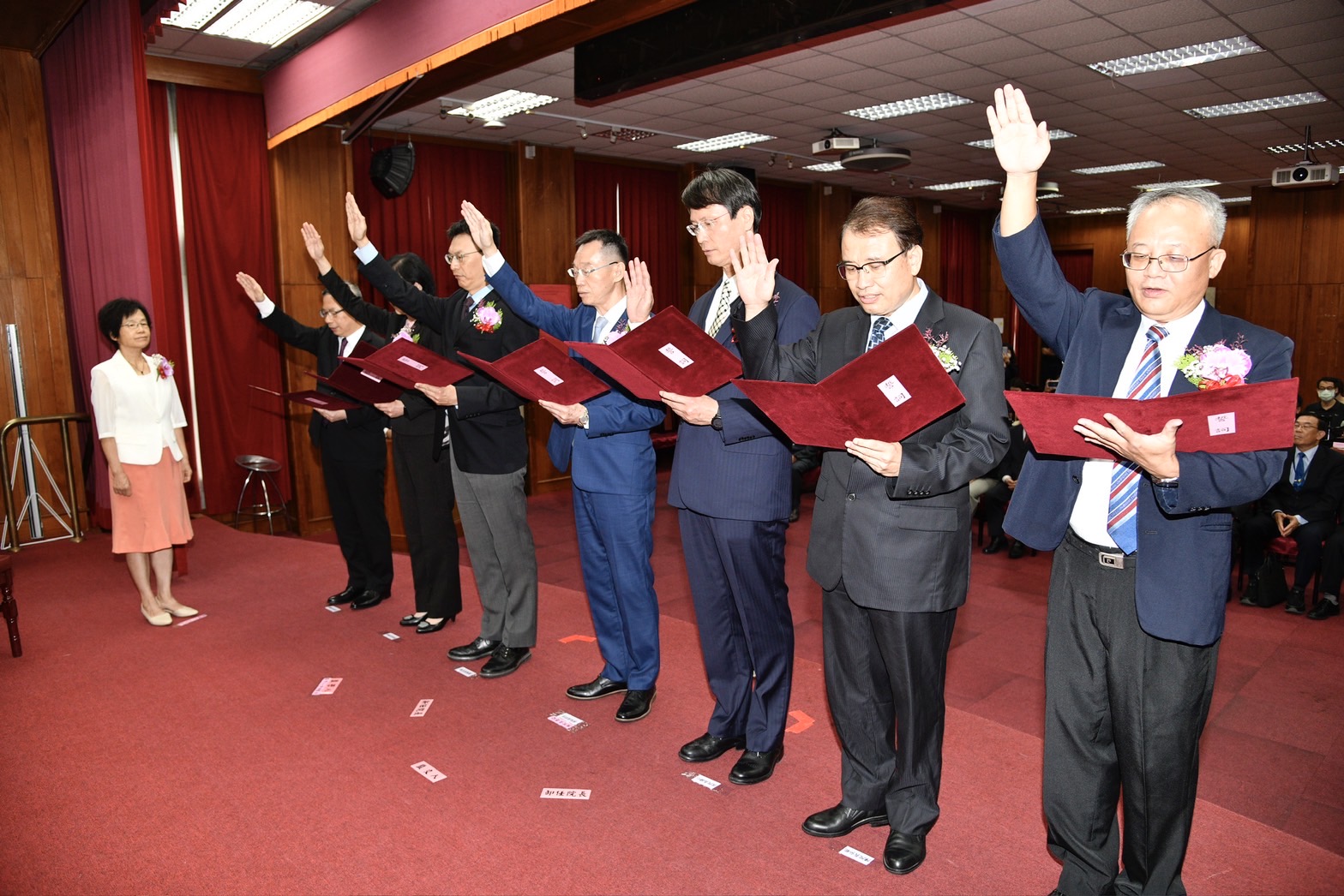 高等法院院長高金枝（左）主持新任法院院長宣典禮。