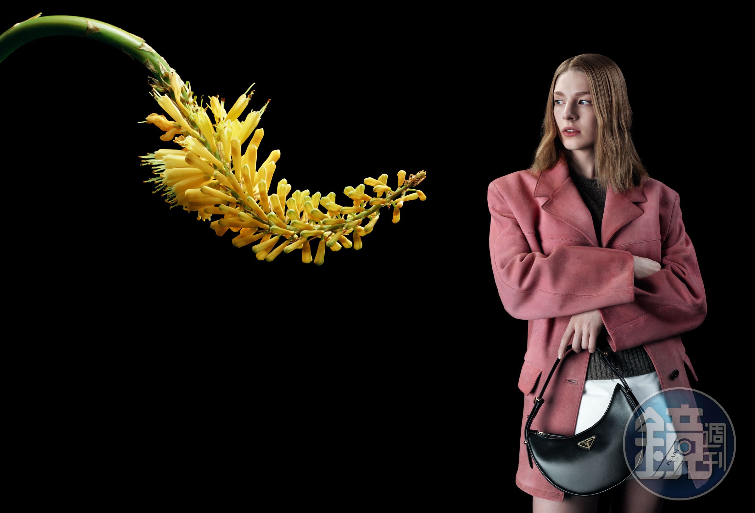 PRADA Arqué包款以流暢的曲線重新演釋經典造型。黑色Arqué包NT$74,000。（PRADA提供）