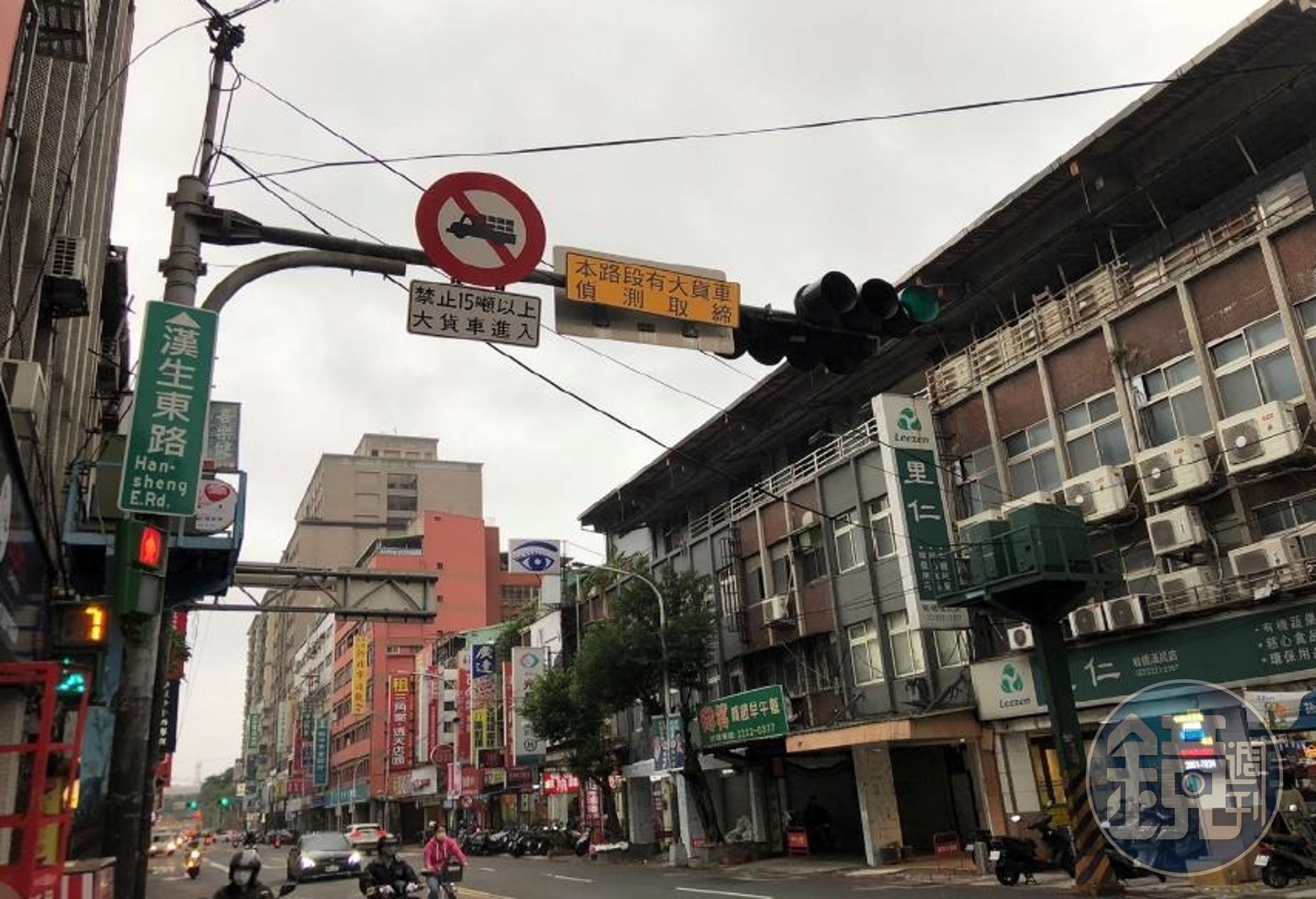 板橋區海山國小的漢生東路等禁行15噸以上大貨車路段,也增設科技執法設備。(新北交通局提供)