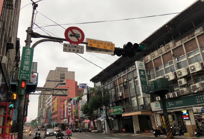 板橋區海山國小的漢生東路等禁行15噸以上大貨車路段，也增設科技執法設備。（新北交通局提供）