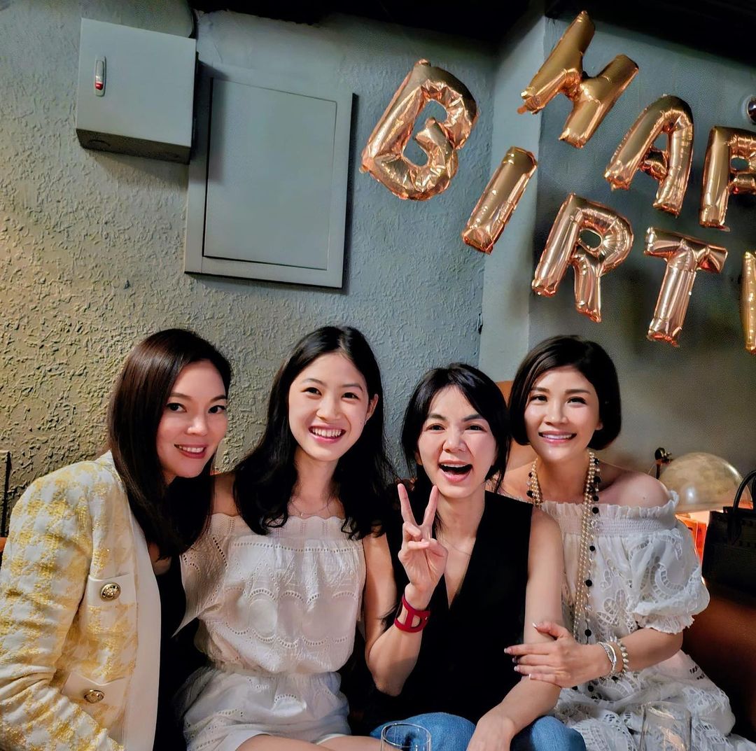 曾馨瑩（左）與Ella（右二）為蔣雅淇女兒（左二）過生日，右為蔣雅淇。（翻攝蔣雅淇IG）