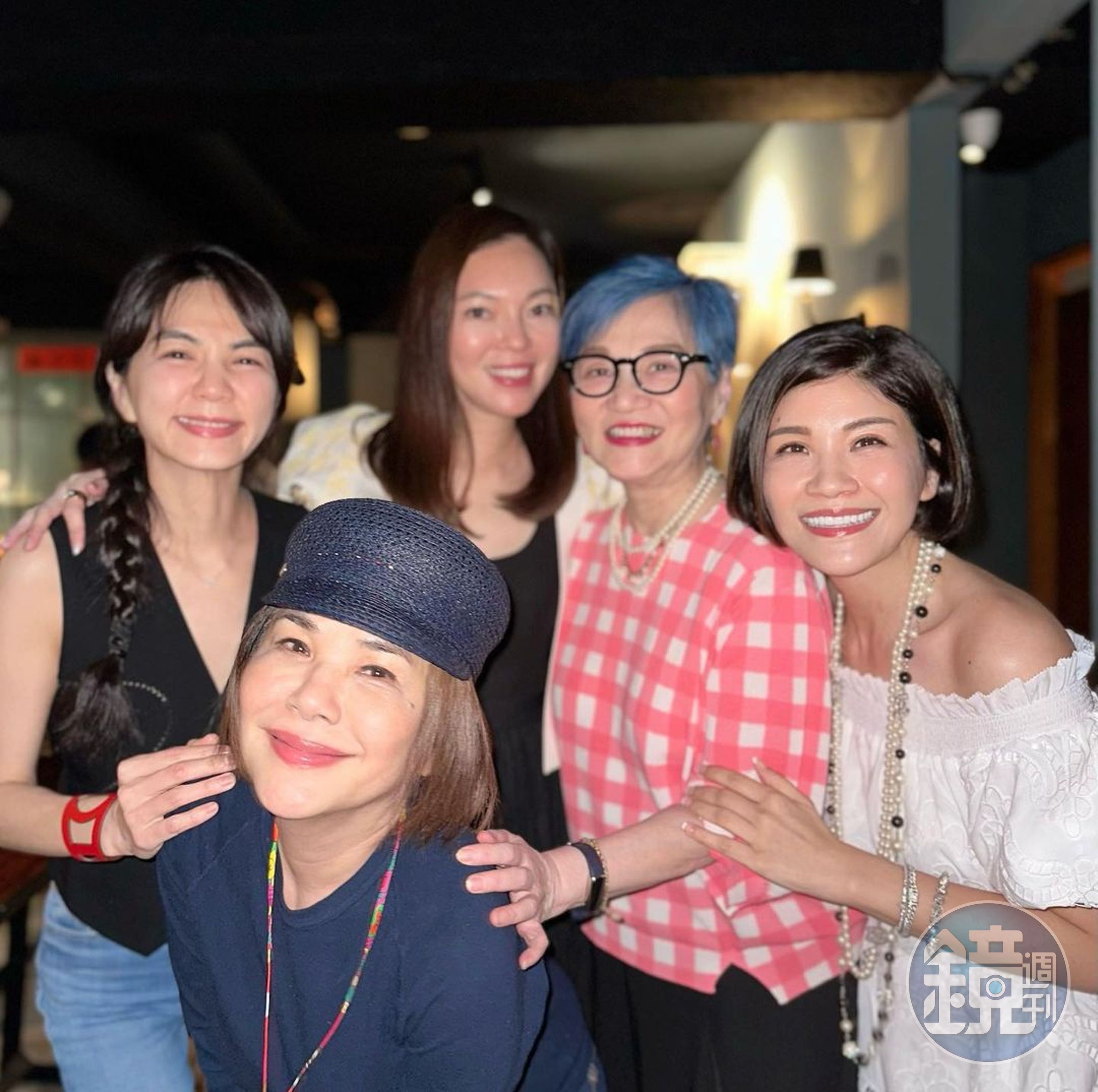 張清芳（前）、Ella（後排左起）、曾馨瑩、張小燕、蔣雅淇在生日宴上合照。（翻攝蔣雅淇IG）