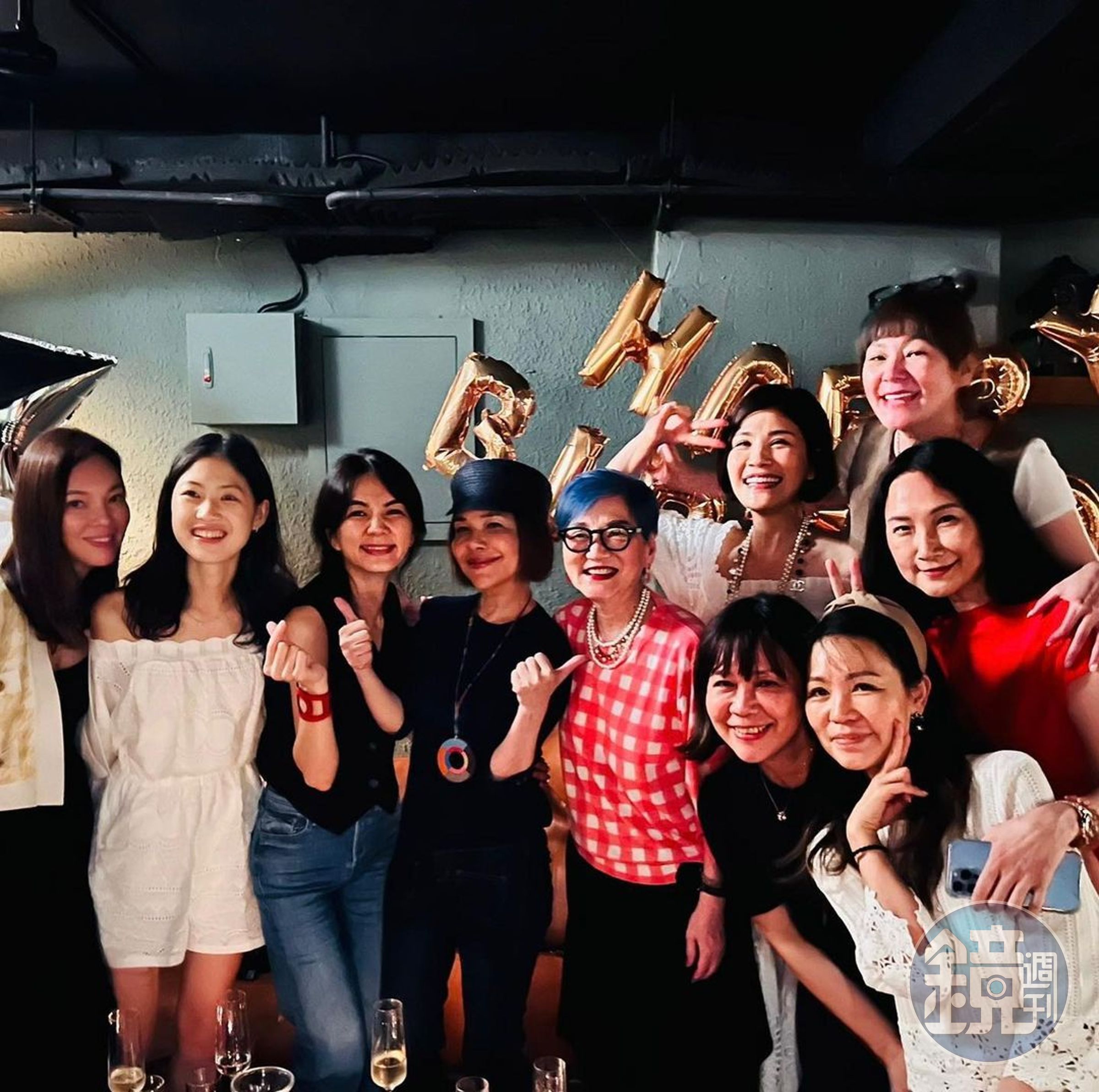 蔣雅淇女兒（左二）過20歲生日，曾馨瑩（左）與演藝圈大咖參加。（翻攝蔣雅淇IG）