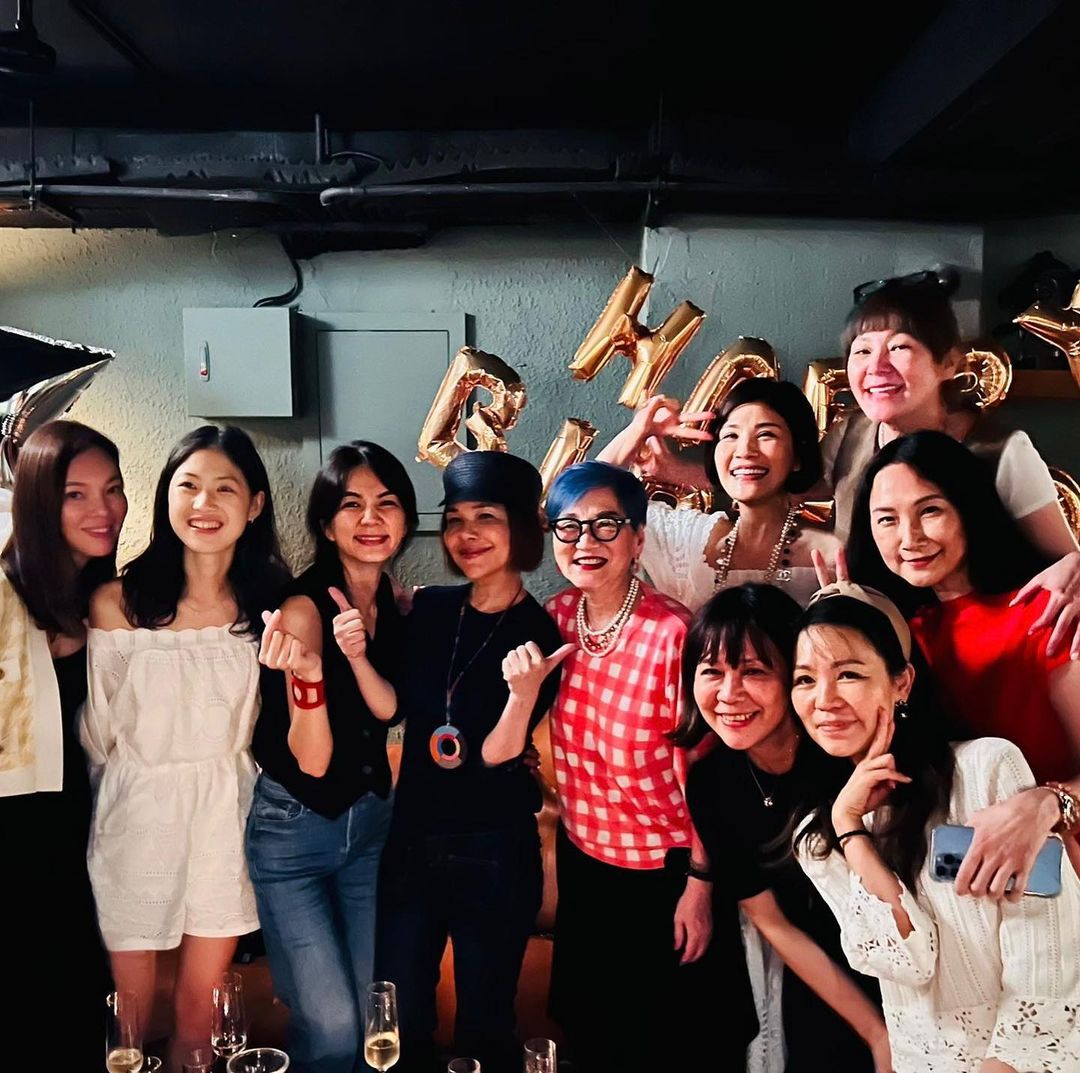 蔣雅淇女兒（左二）過20歲生日，曾馨瑩（左）與演藝圈大咖參加。（翻攝蔣雅淇IG）