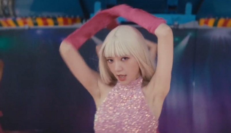 郭雪芙化身性感女郎出現。（翻攝自邱鋒澤YouTube）