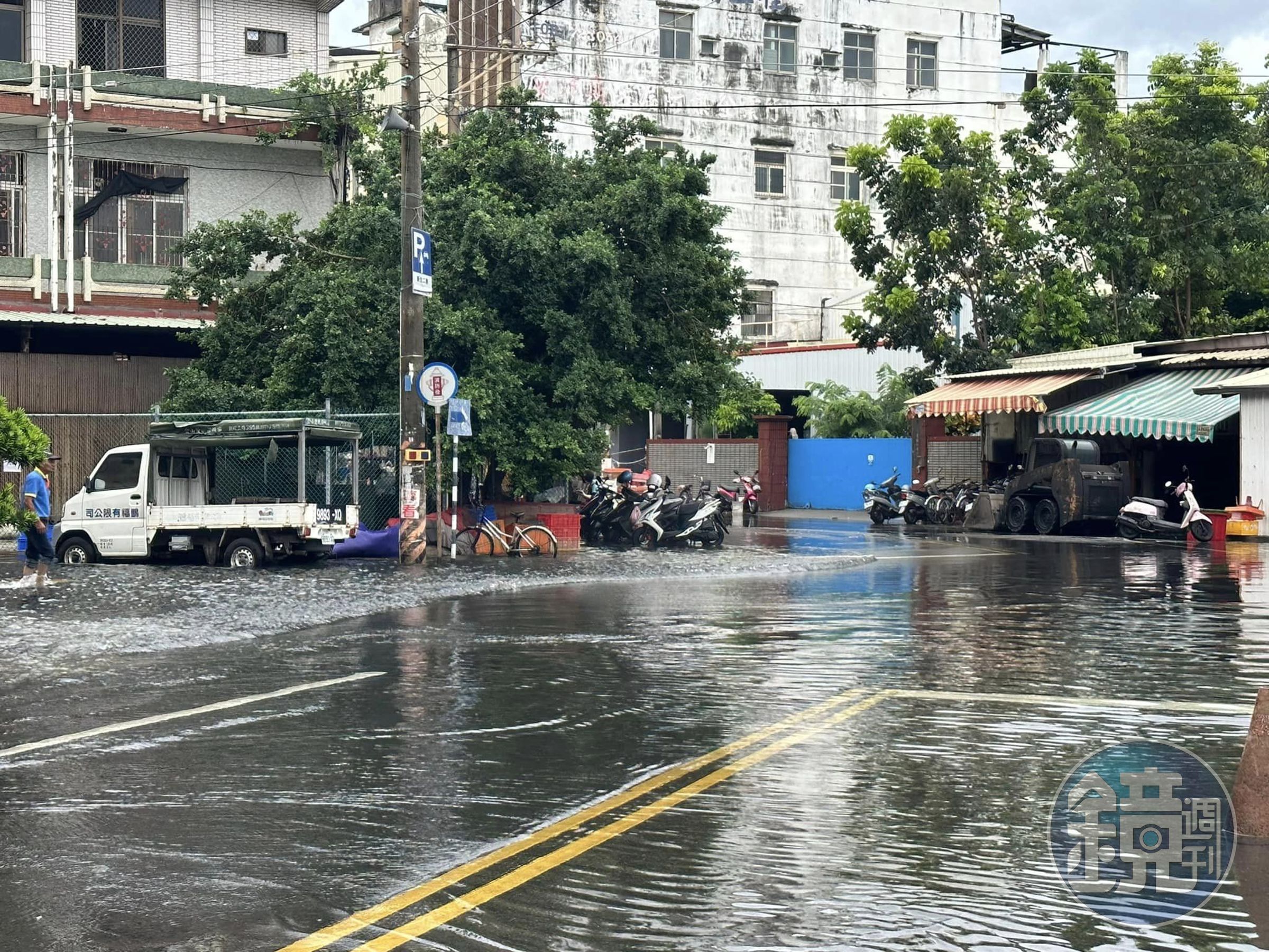 屏東縣東港鎮31日低漥處淹大水。(翻攝臉書社團《東港好厝邊》)