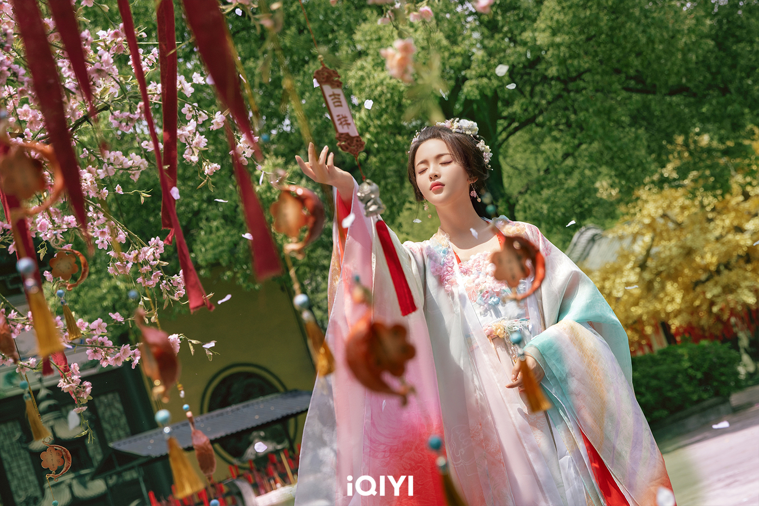 楊超越表示：「很開心能一次體驗七種不同的角色，每個角色都很值得被演繹。」（愛奇藝提供）