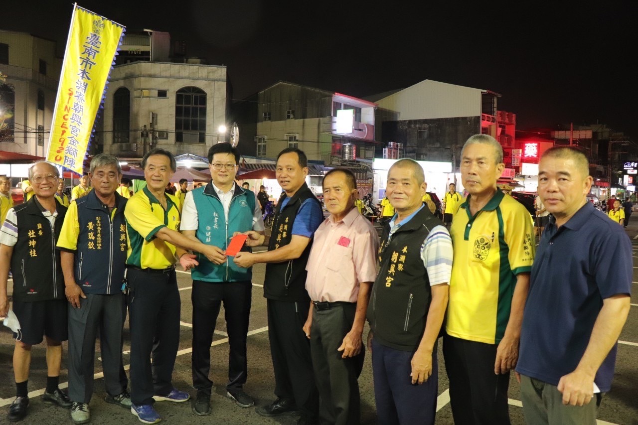 台南市議會祕書長徐健麟致贈紅包，補貼朝興宮金獅陣國慶演出經費。（台南市議會提供）