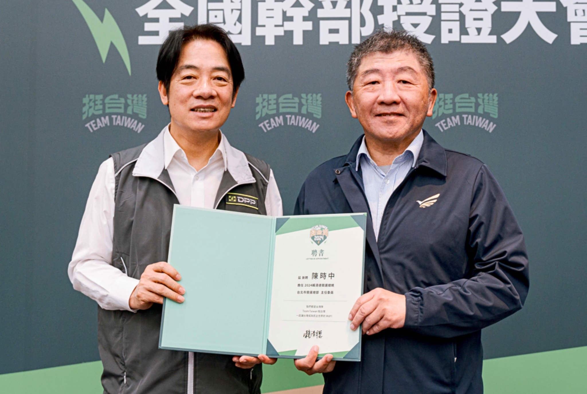 陳時中（右）在臉書開心宣布，接任賴清德（左）的台北競總主委一職。（翻攝自陳時中臉書）