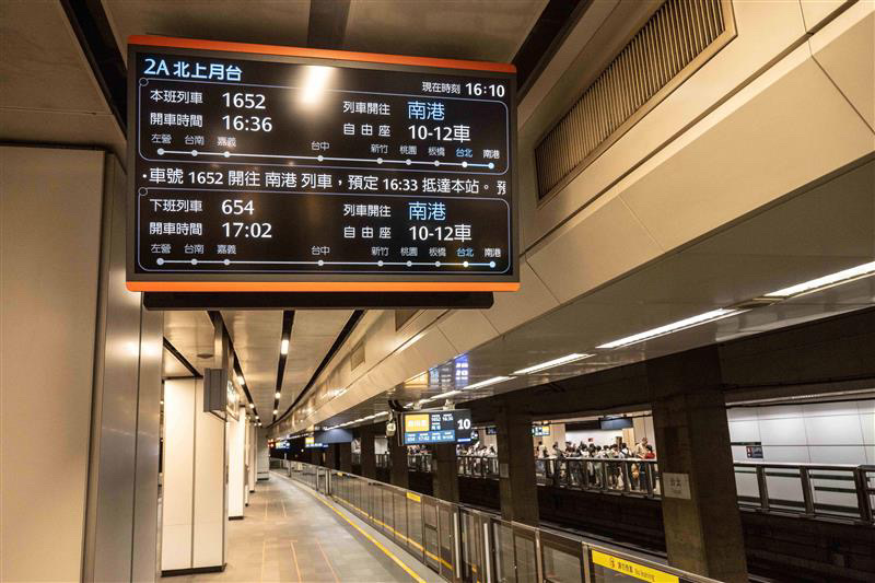 搭乘自由座的旅客可於抵達車站月台上的「旅客資訊顯示系統」,查看最近車次的自由座車廂配置位置。(台灣高鐵公司提供)