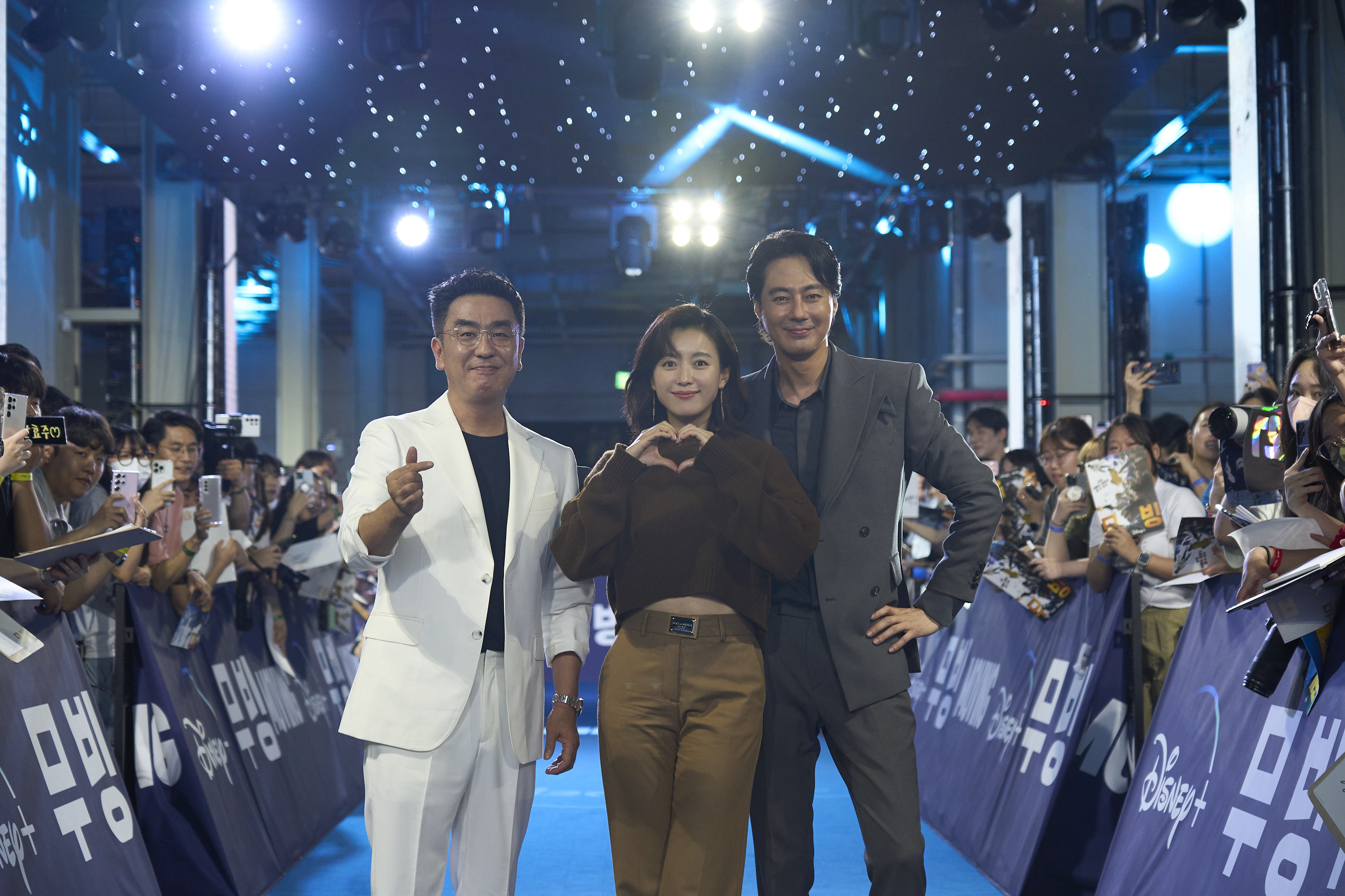 柳承龍（左起）、韓孝周和趙寅成在紅毯上受到粉絲歡迎。（Disney+提供）