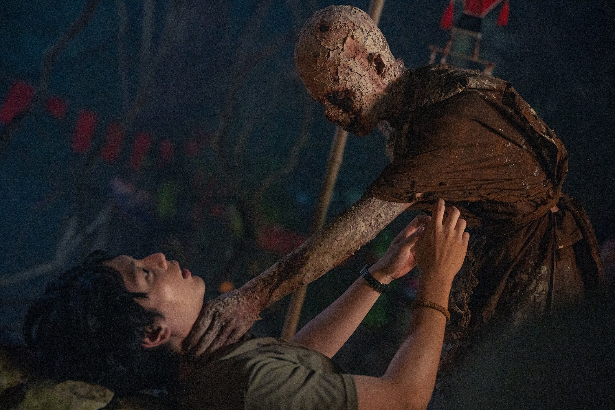 UP在電影中背誦長段經文,並被鬼拖入水中,挑戰不小。(華映提供)